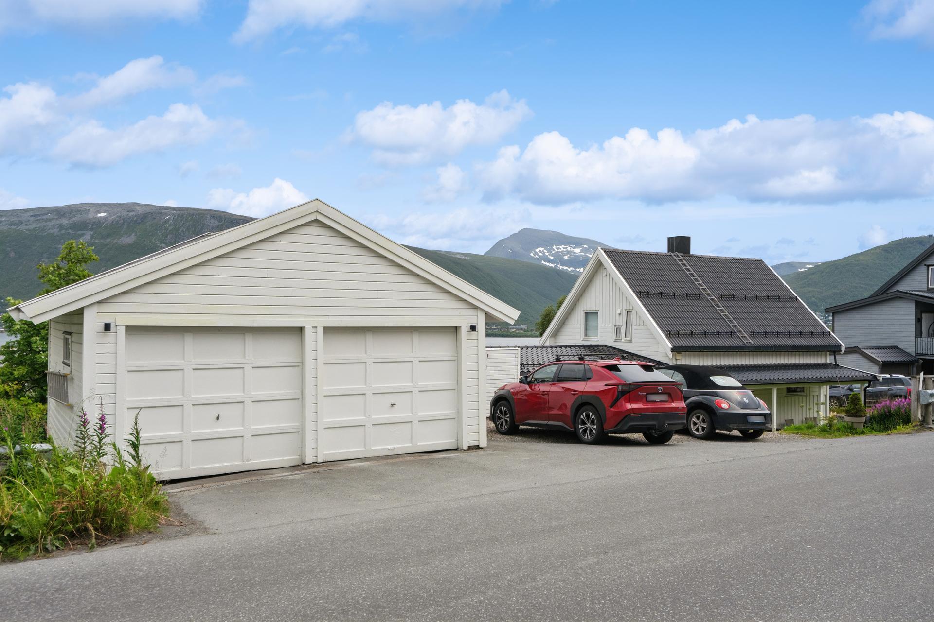 Leiligheten disponerer en garasjeplass i en uisolert dobbelgarasje fra 2001.. Bilde nummer 3 av 3