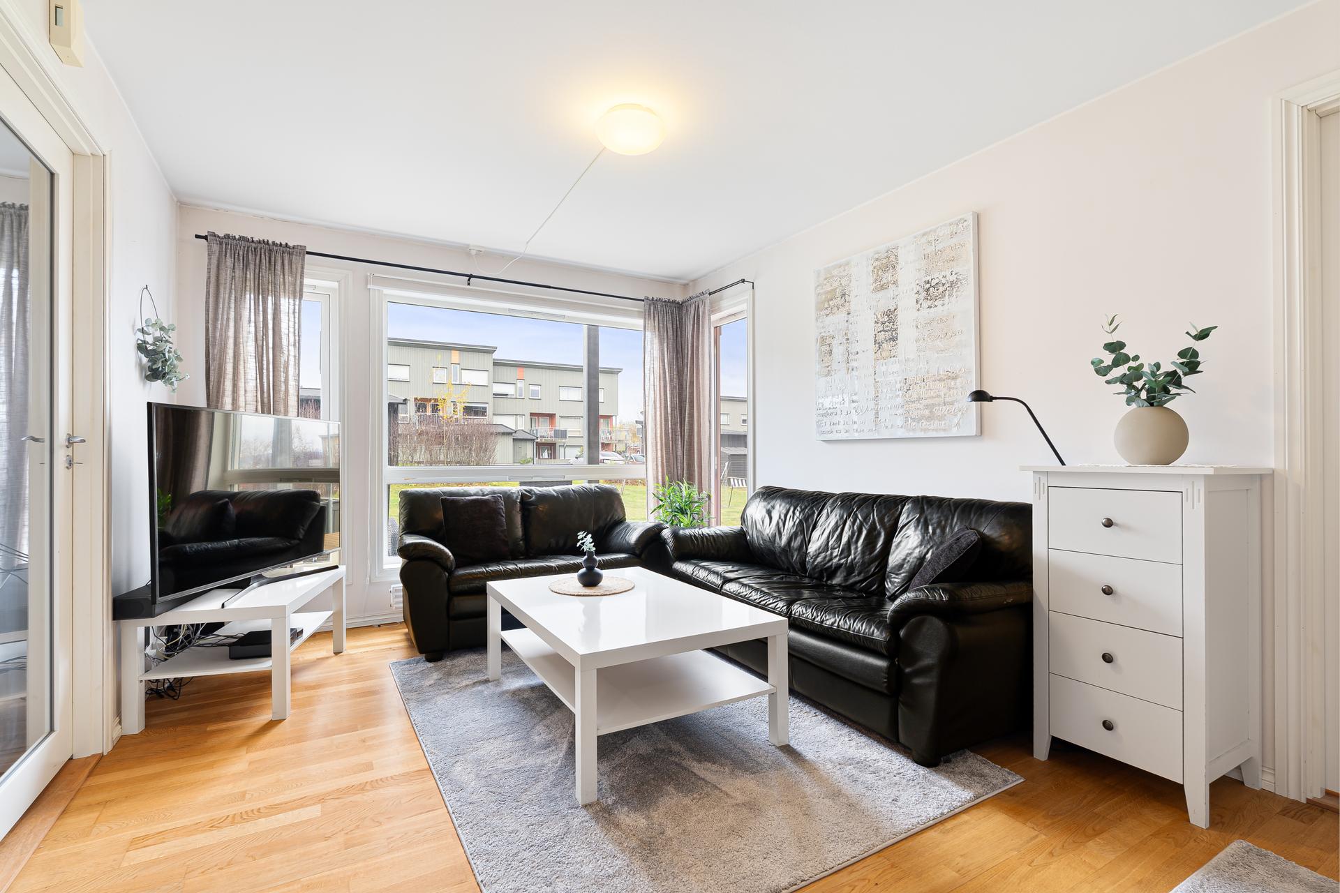 De store vindusflatene i leiligheten bidrar til mye naturlig lysinnslipp. . Bilde nummer 3 av 3