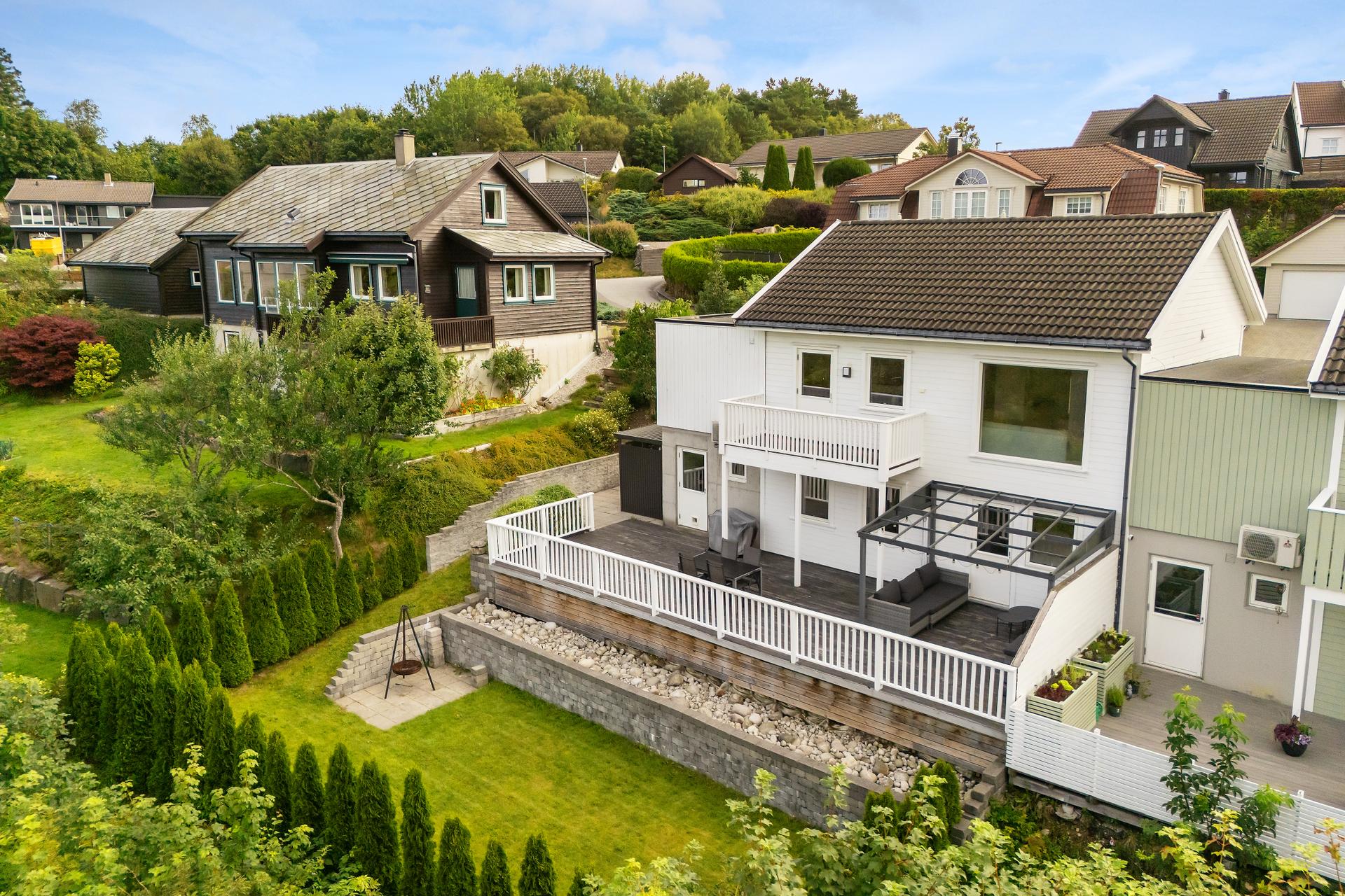 Enebolig over to plan med stor terrasse, hage og balkong.. Bilde nummer 2 av 3