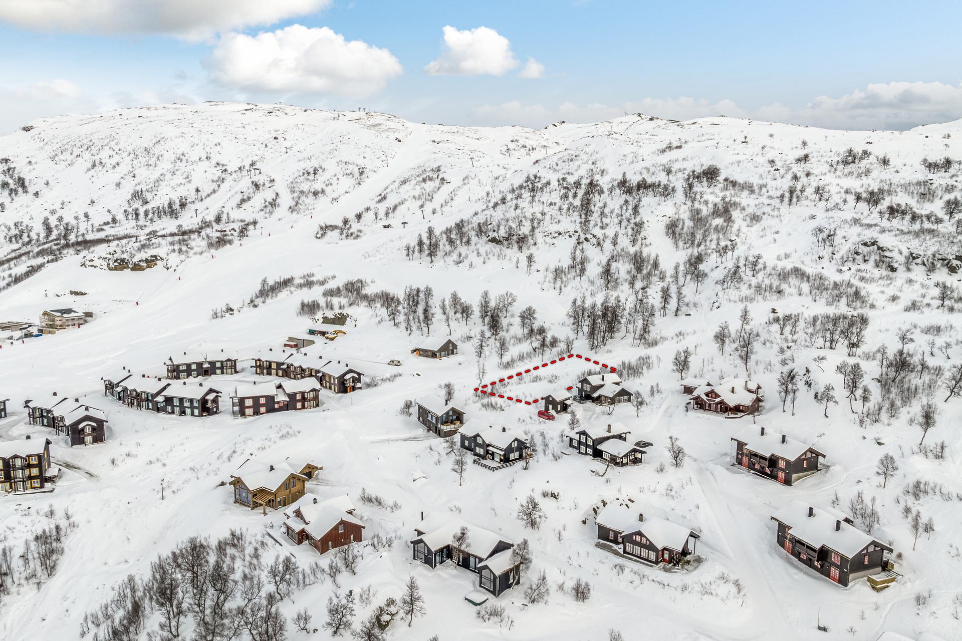 Flott beliggende tomt på Vågslid, ski inn/ut - Listøylvegen 171 - grensemarkering er ikke nøyaktige, men gir en omtrentlig indikasjon på mål/størrelse.. Bilde nummer 1 av 3