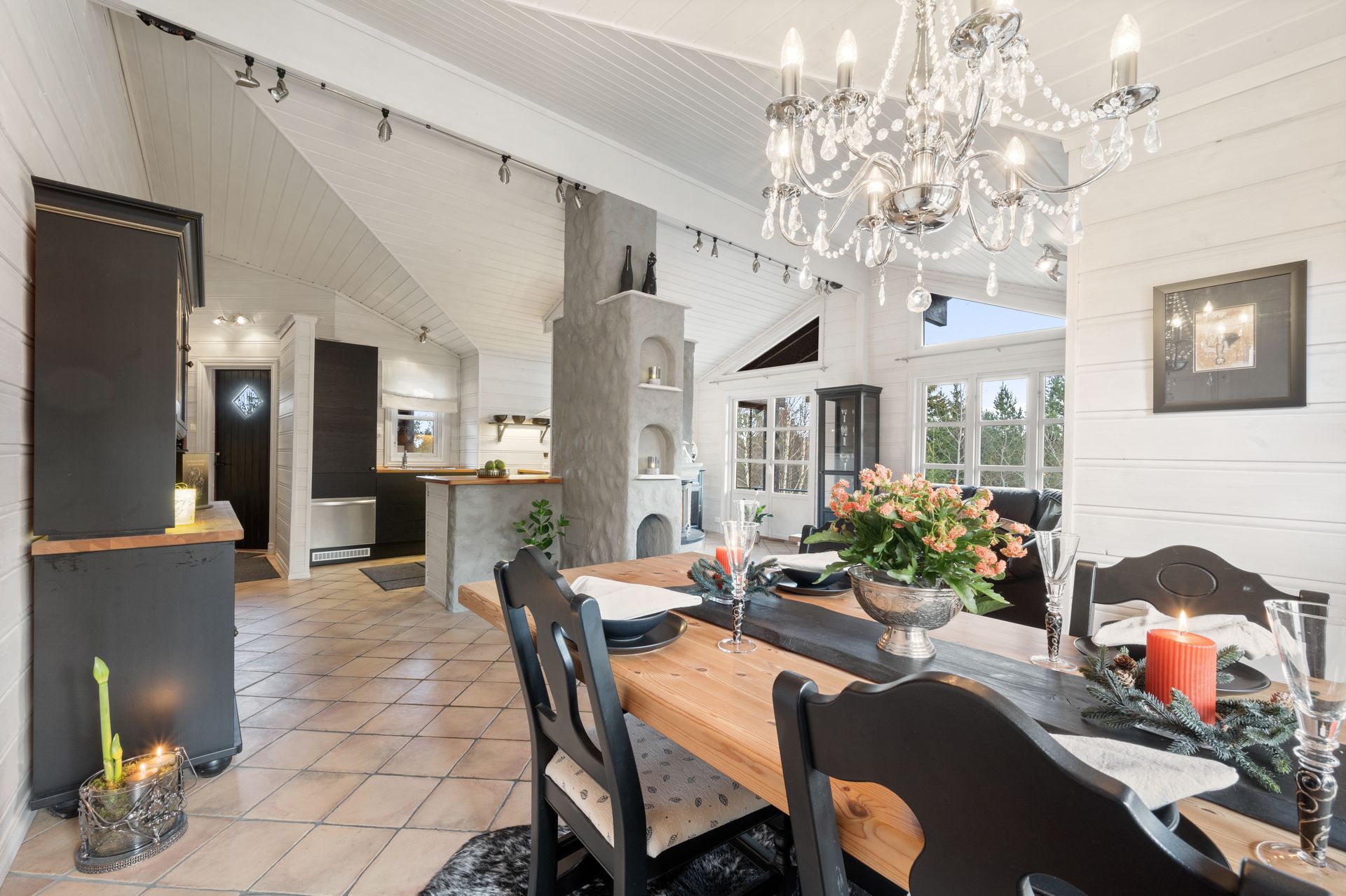 Fra spisestue mot kjøkkenet og stue med peis og tilgang til terrasse . Bilde nummer 3 av 3