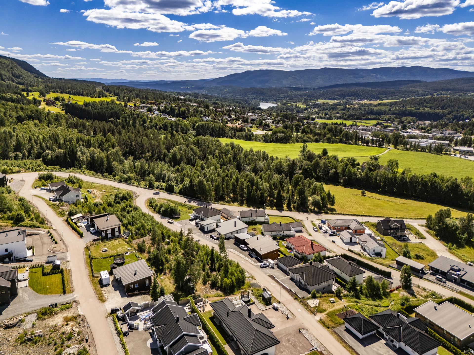 Eiendommene har en sentral beliggenhet i Melumenga, med gangavstand til barnehage, skoler og sentrum.. Bilde nummer 3 av 3