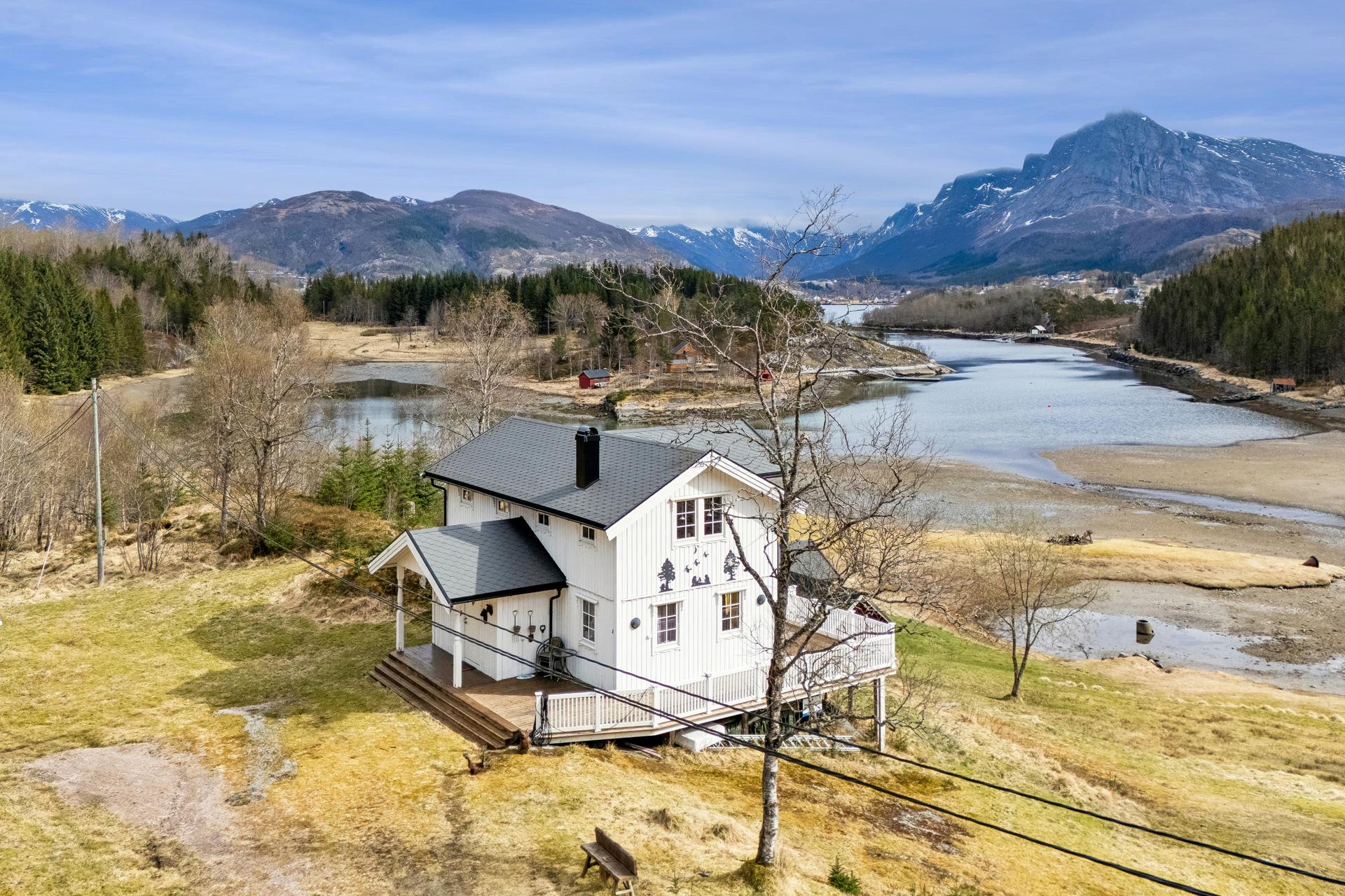  Eiendommen ligger usjenert til på Messøya i Meløy kommune, omgitt av storslått natur med fjell og sjø.. Bilde nummer 2 av 3