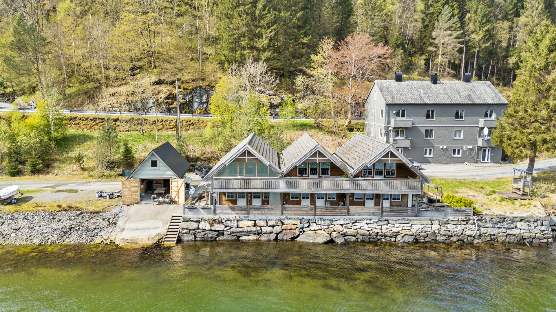 Innhaldsrik fritidseigedom heilt i sjøkanten i Leirvik. Bilde nummer 2 av 3