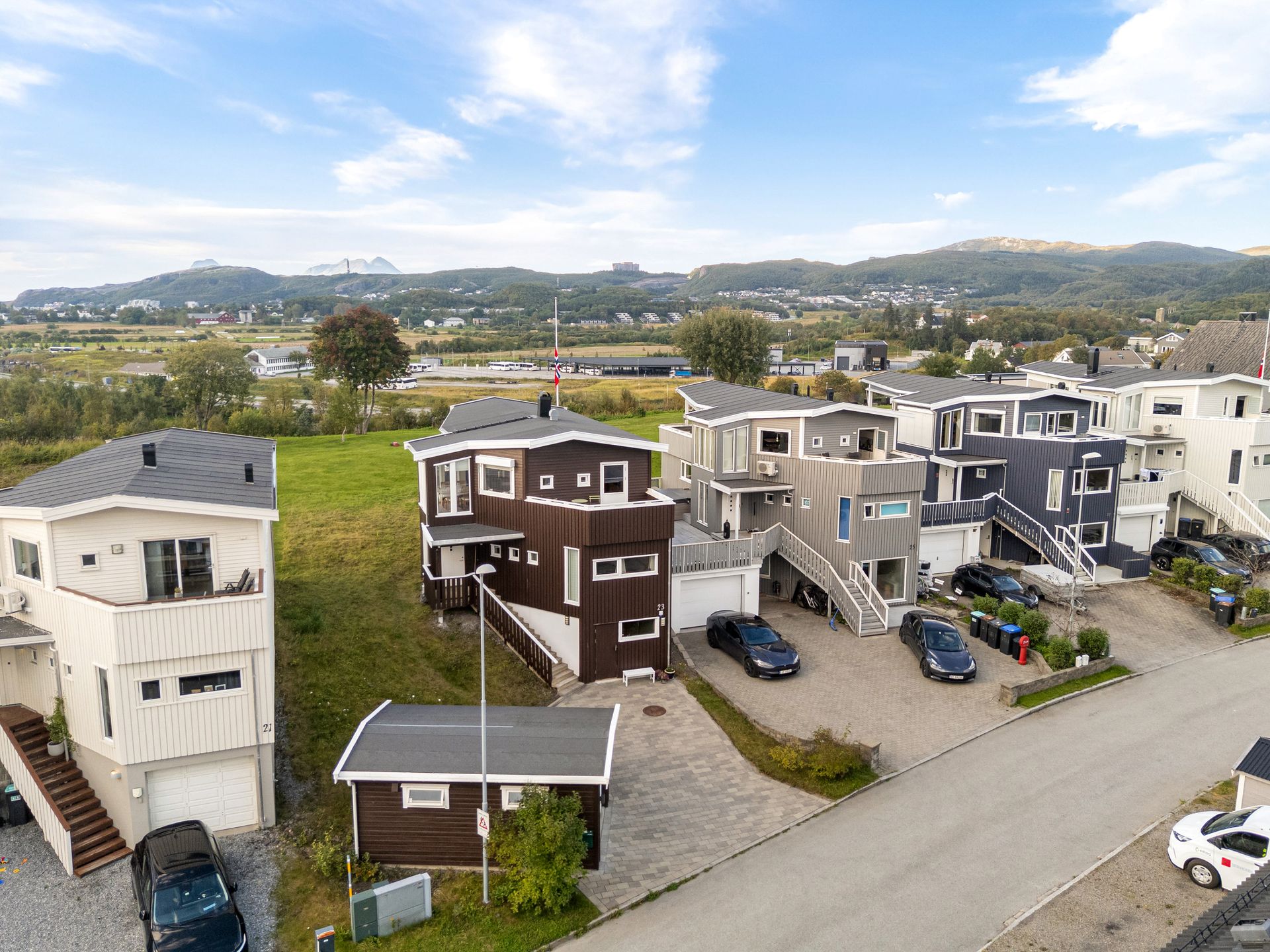 Velkommen til Skeidtoppen 23! Flott beliggende eiendom med nydelig utsikt og sol fra morgen til kveld. Foto: LEEL Media. Bilde nummer 1 av 3