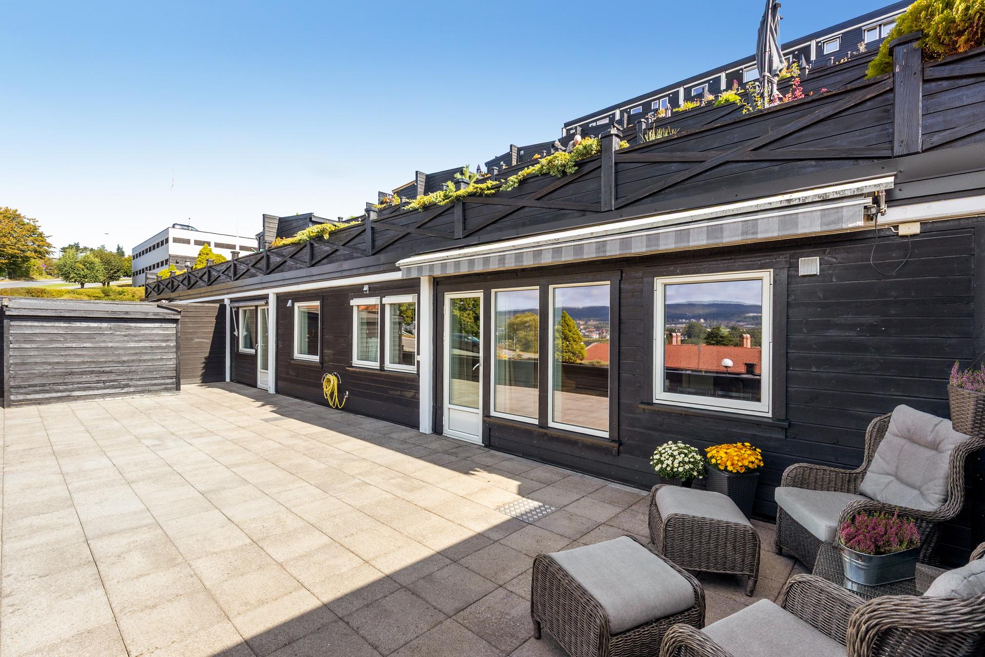 Terrassens drenering og membran ble utbedret i regi av borettslaget i 2019.. Bilde nummer 1 av 3