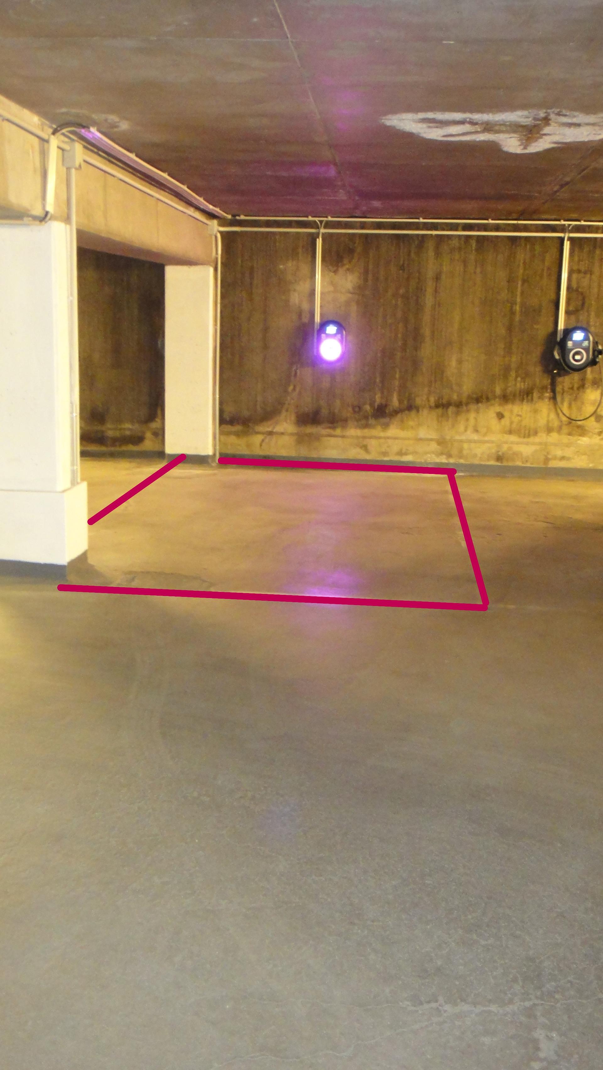 Garasjeplassen ligger inntil en søylerekke som er 50 cm bred. Selve plassen er 250 cm bred frem til søylene, men den totale tilgjengelige bredden er 300 cm. Lengden på plassen er 540 cm.. Bilde nummer 3 av 3