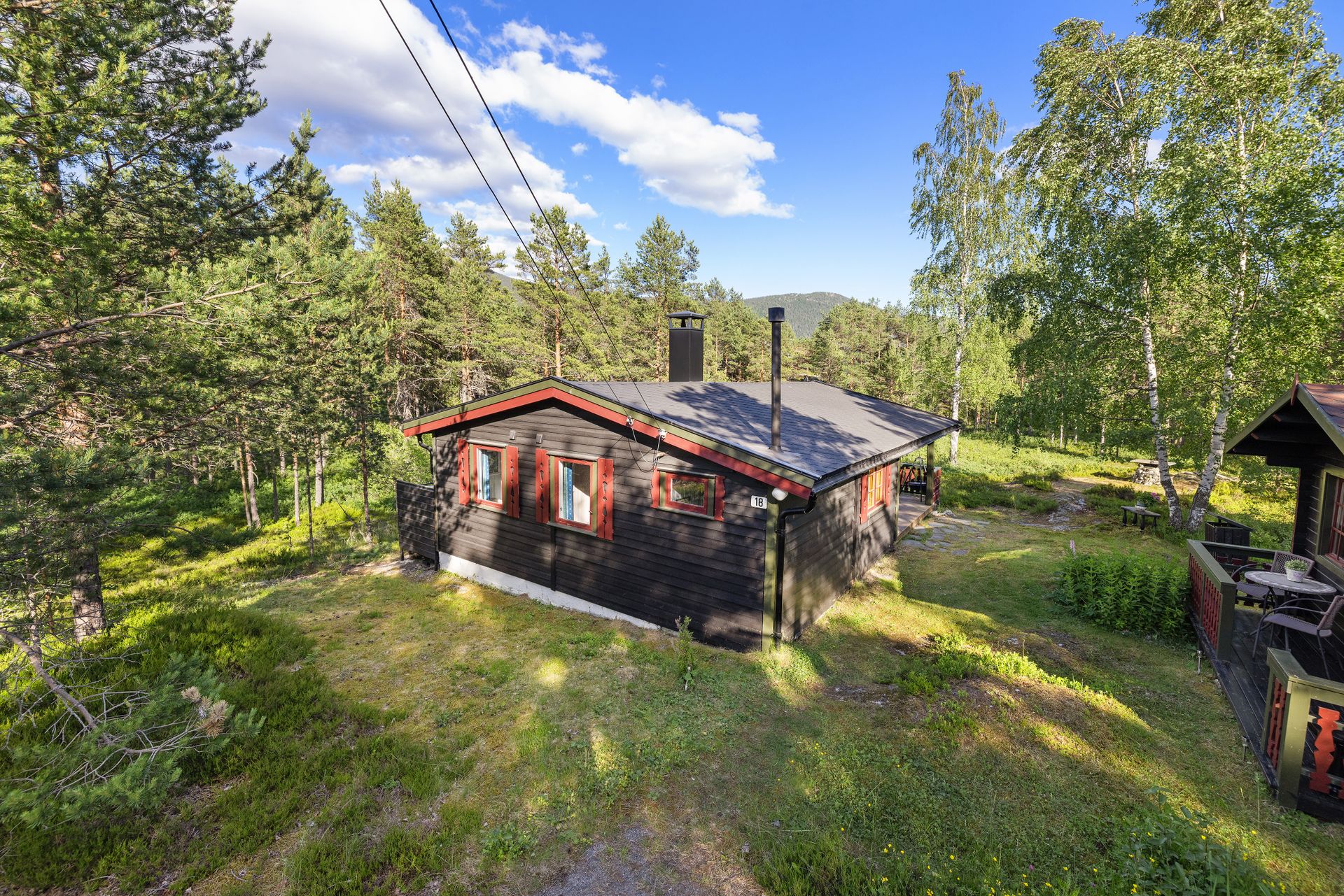 Taket ble utbedret med ny asfaltshingel, pipehatt og isbordbeslag i 2020.. Bilde nummer 2 av 3