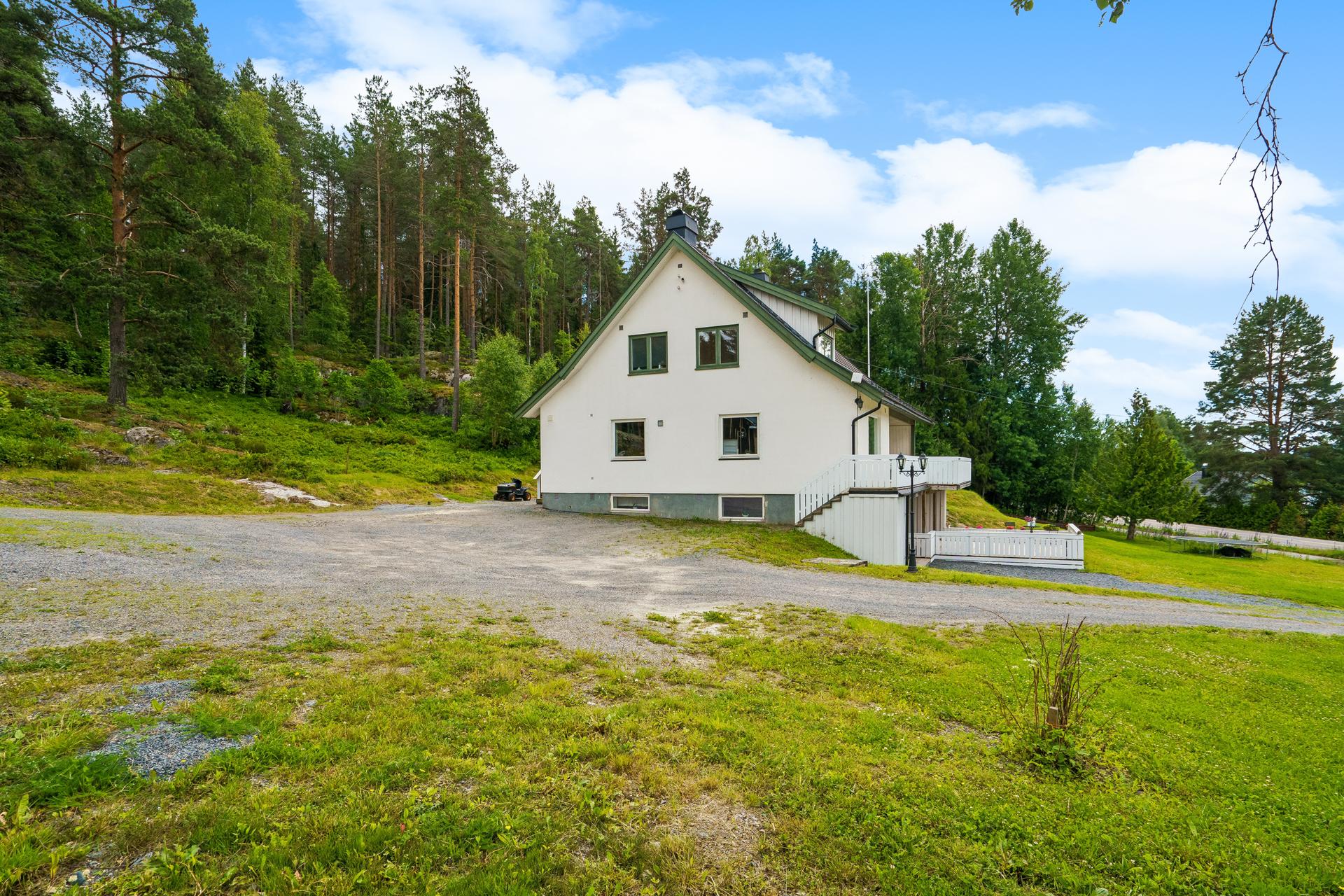 Tomten er på ca 3,5 mål og grenser til friområde med skog på baksiden.. Bilde nummer 2 av 3