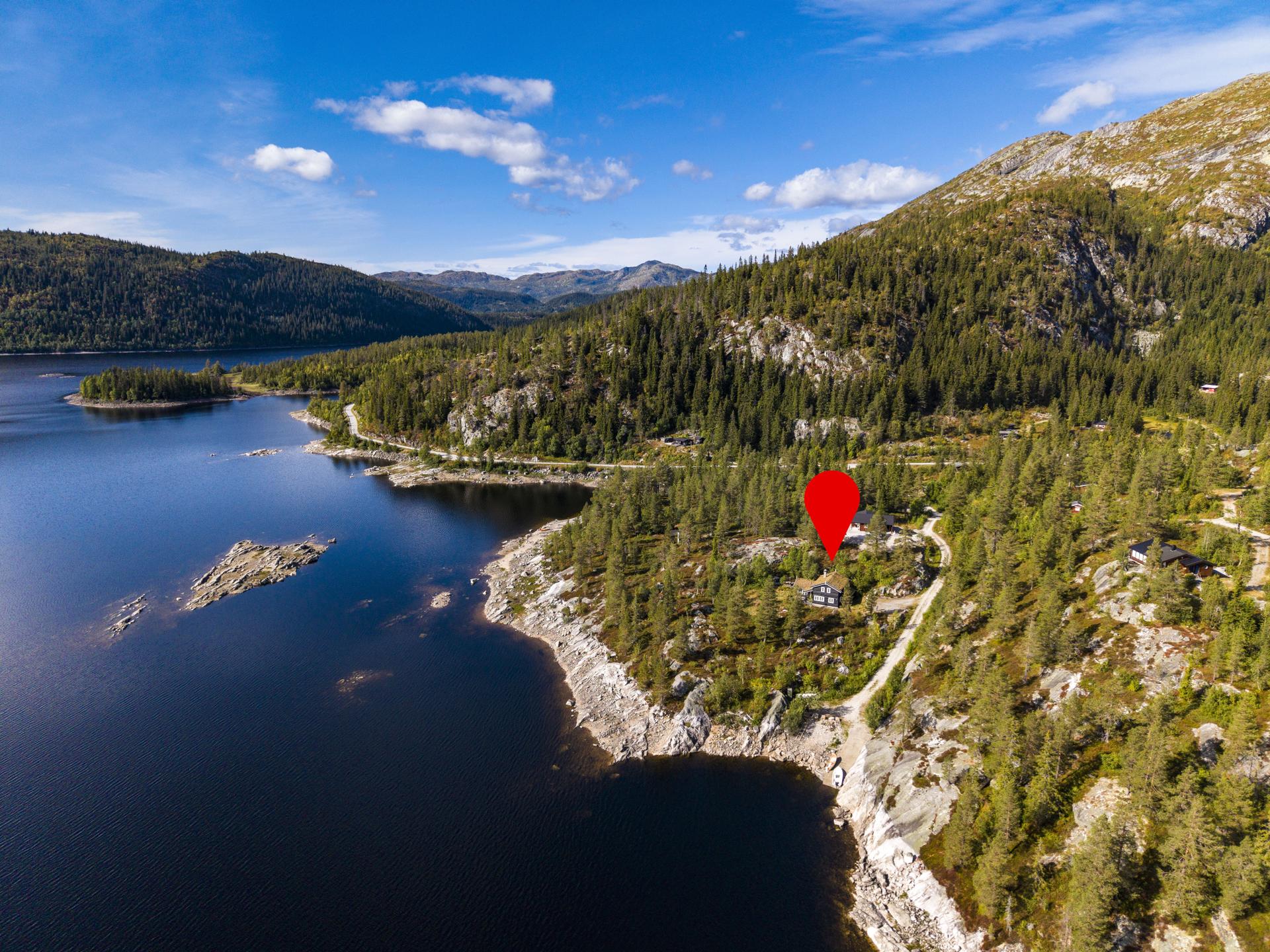 Beliggenheten ved vannet gir kort vei til naturopplevelser gjennom alle årstider.. Bilde nummer 2 av 3