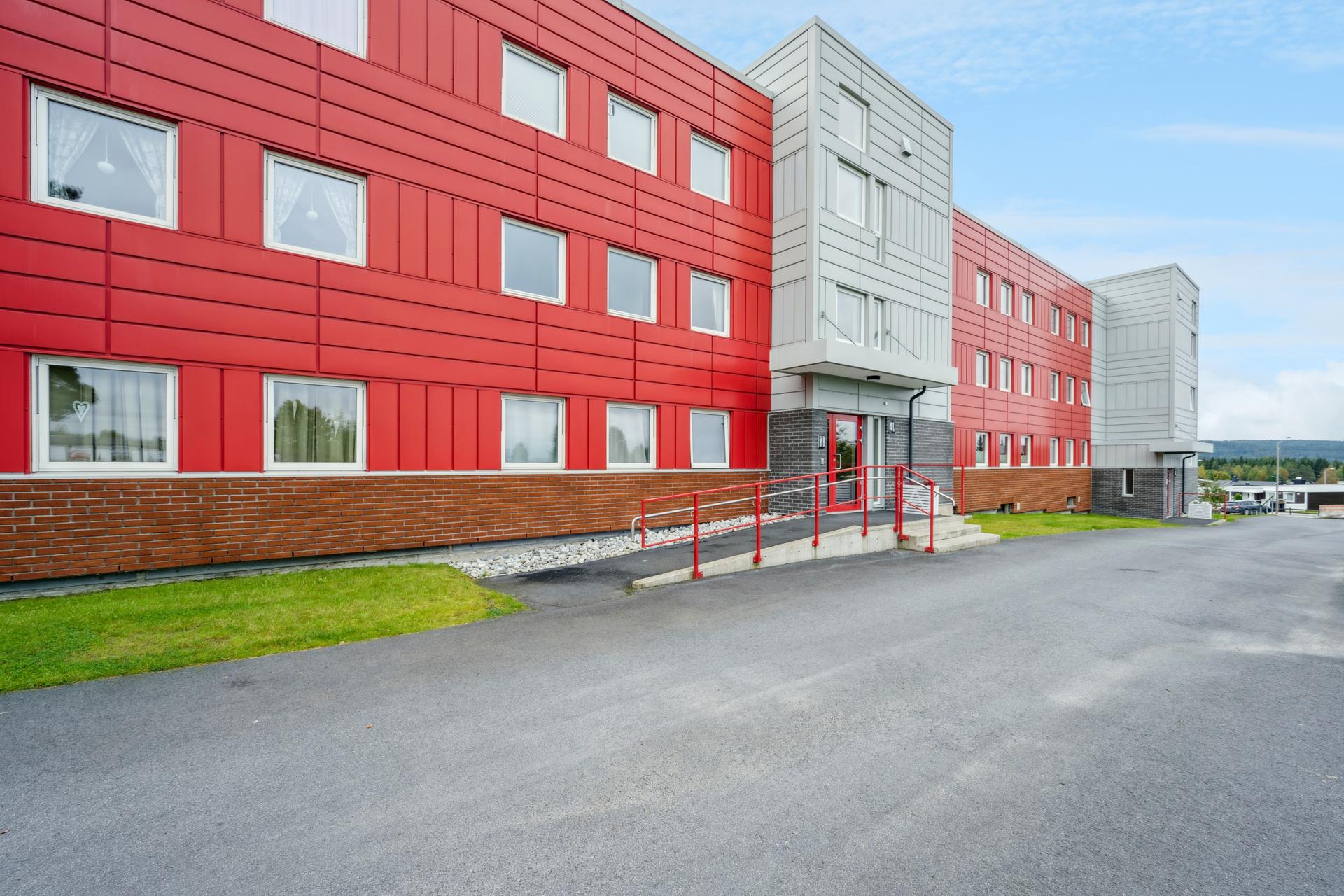 Inngangsparti med trapp og rampe tilpasset rullestolbrukere. Bilde nummer 3 av 3