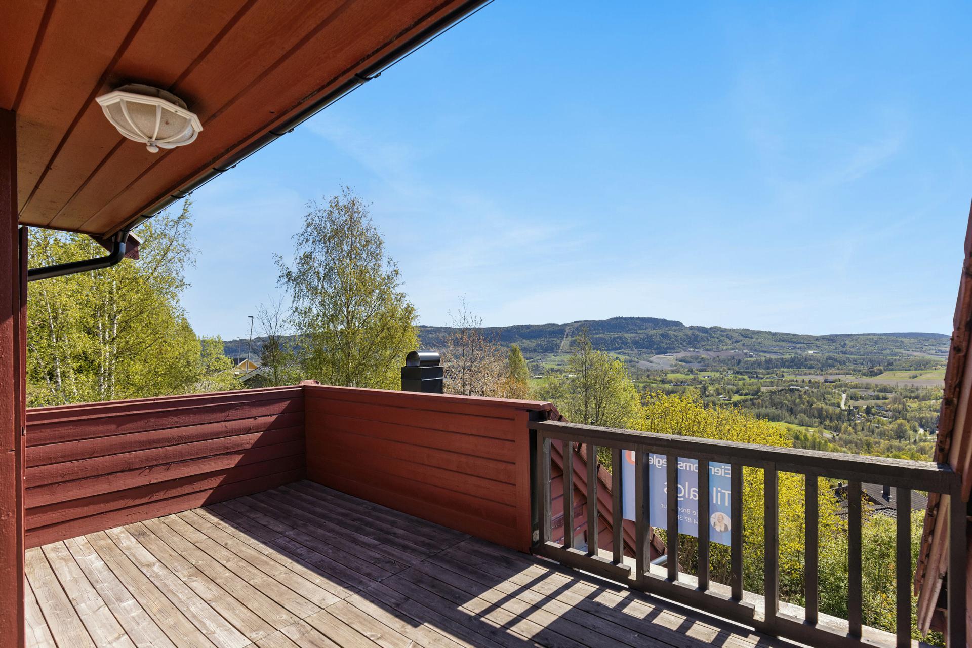 Fra stuen er det utgang til en stor, delvis overbygd terrasse på 14 m² med fantastisk utsikt!. Bilde nummer 2 av 3