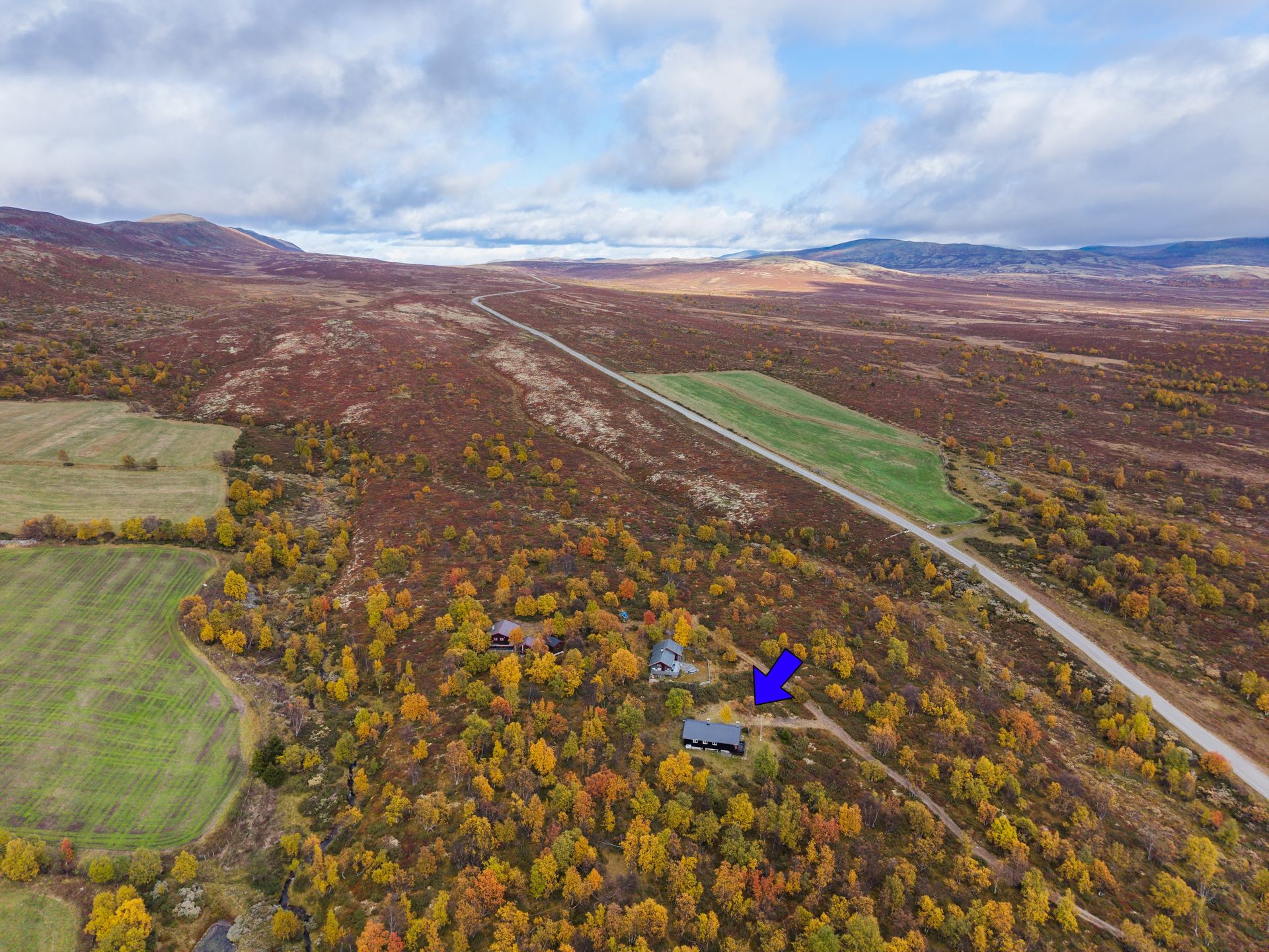 Hytta ligger fint til langs Grimsdalsvegen i Dovre kommune. Plasseringen byr på flott natur med vidt utsyn over dalen og omkringliggende fjell. . Bilde nummer 3 av 3