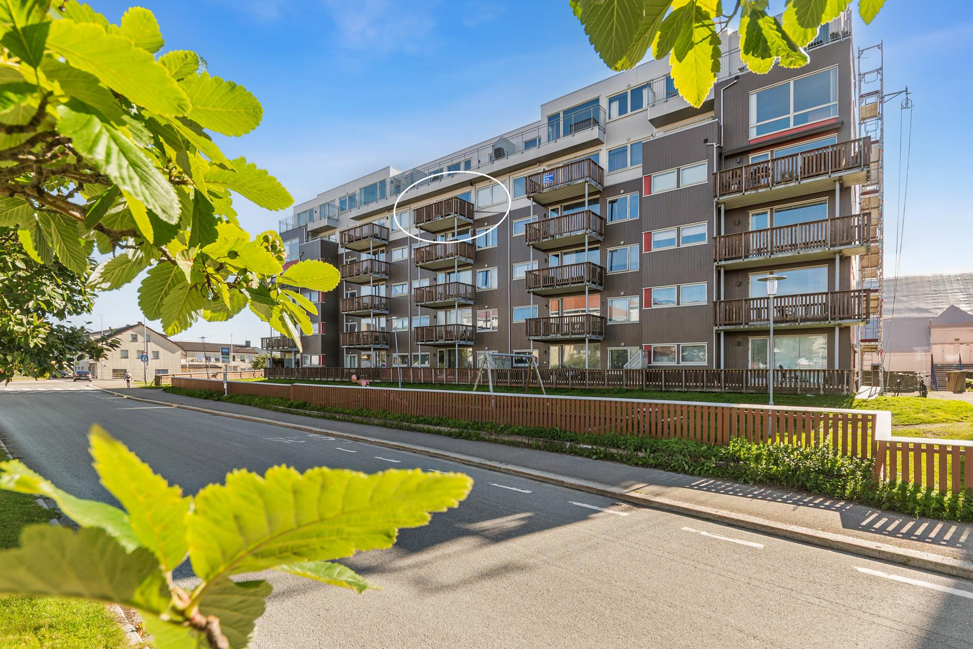 Leiligheten ligger i 5. etasje, med flott utsikt mot Rønvikfjellene og innover mot byen.. Bilde nummer 2 av 3