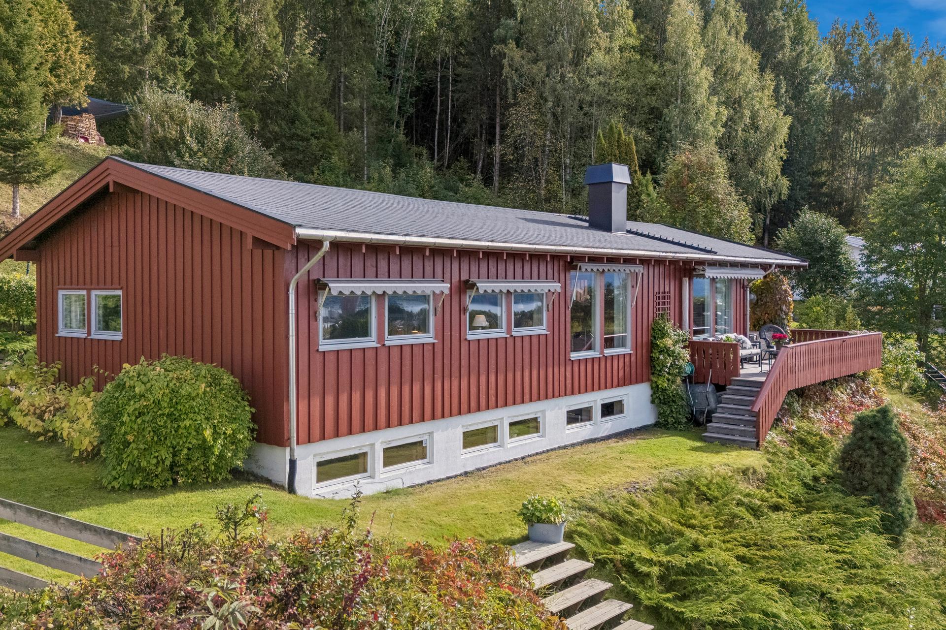 Her bor man tett på alle byens fasiliteter med med skogen som nærmeste nabo i bakkant.. Bilde nummer 3 av 3