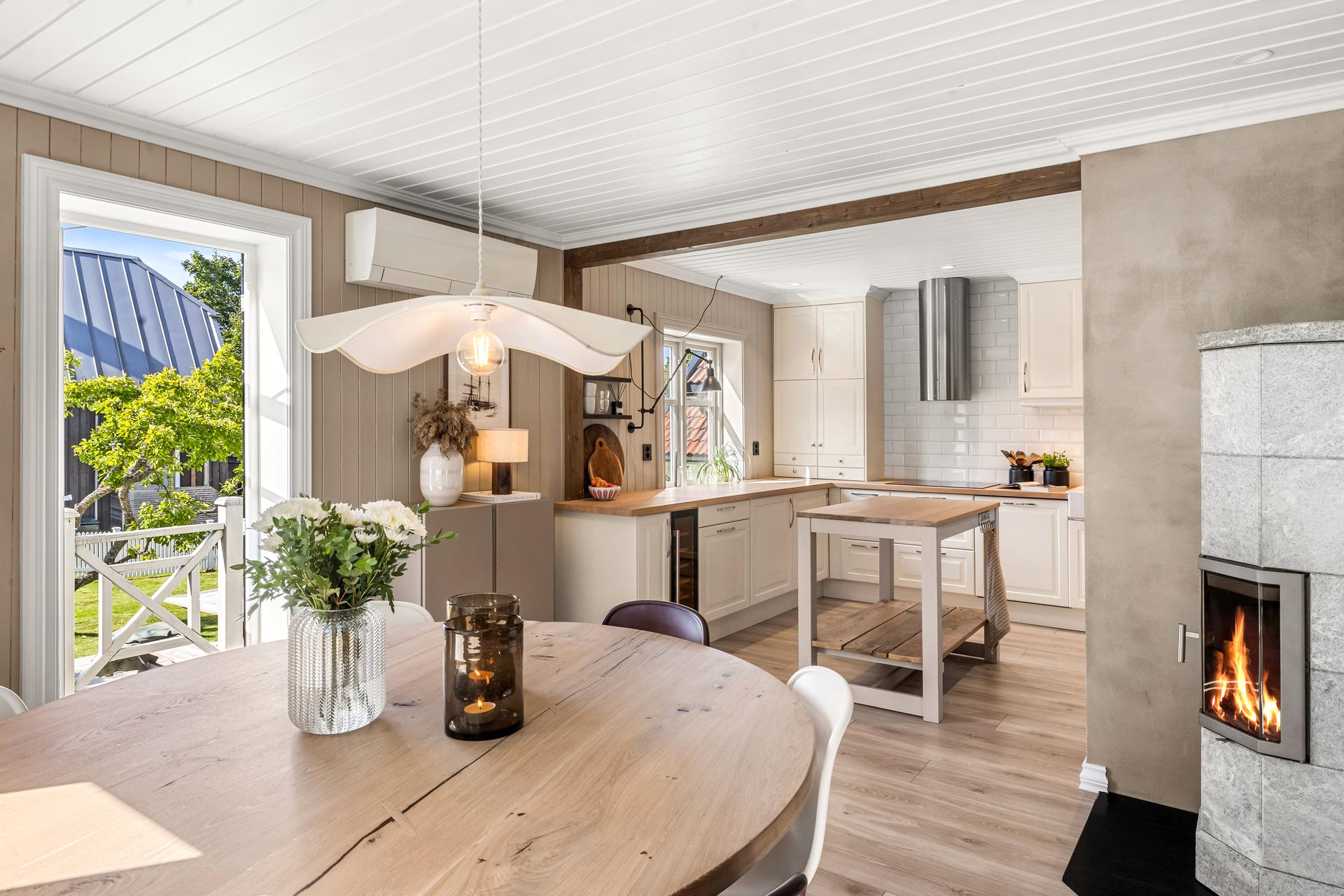 Boligen er oppgradert over tid og har moderne overflater.. Bilde nummer 2 av 3