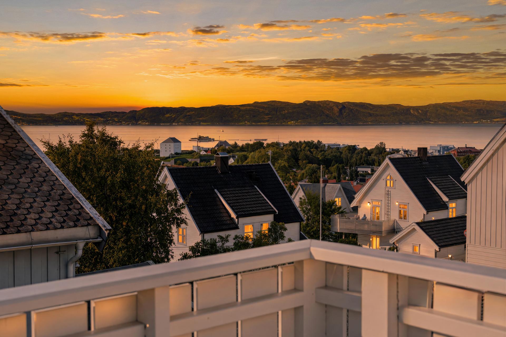Rå beliggenhet, med lang solgang og formidabel utsikt. . Bilde nummer 3 av 3