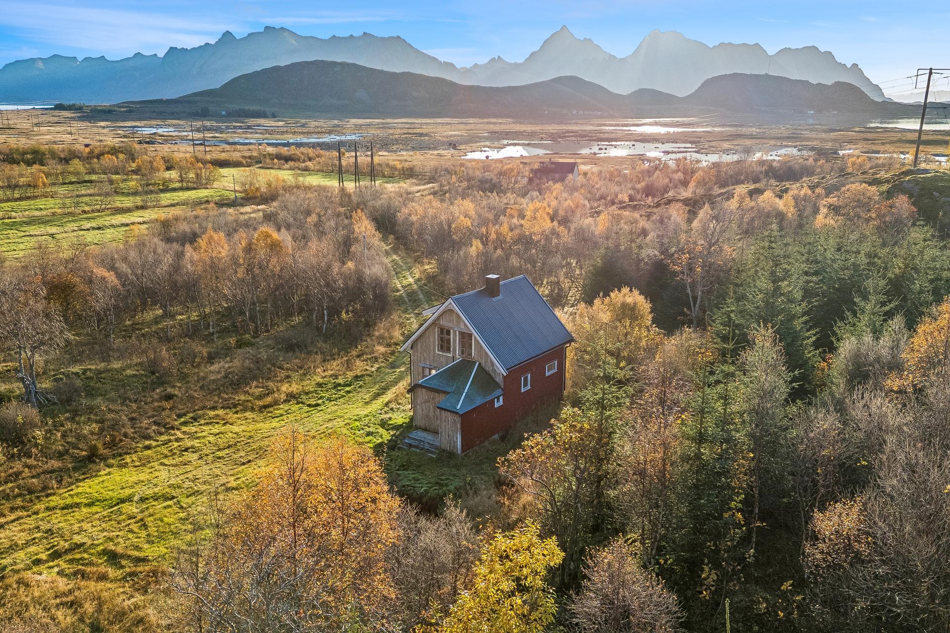 Eldre landbrukseiendom beliggende i naturskjønne omgivelser på Vikjord på Valberg.. Bilde nummer 2 av 3