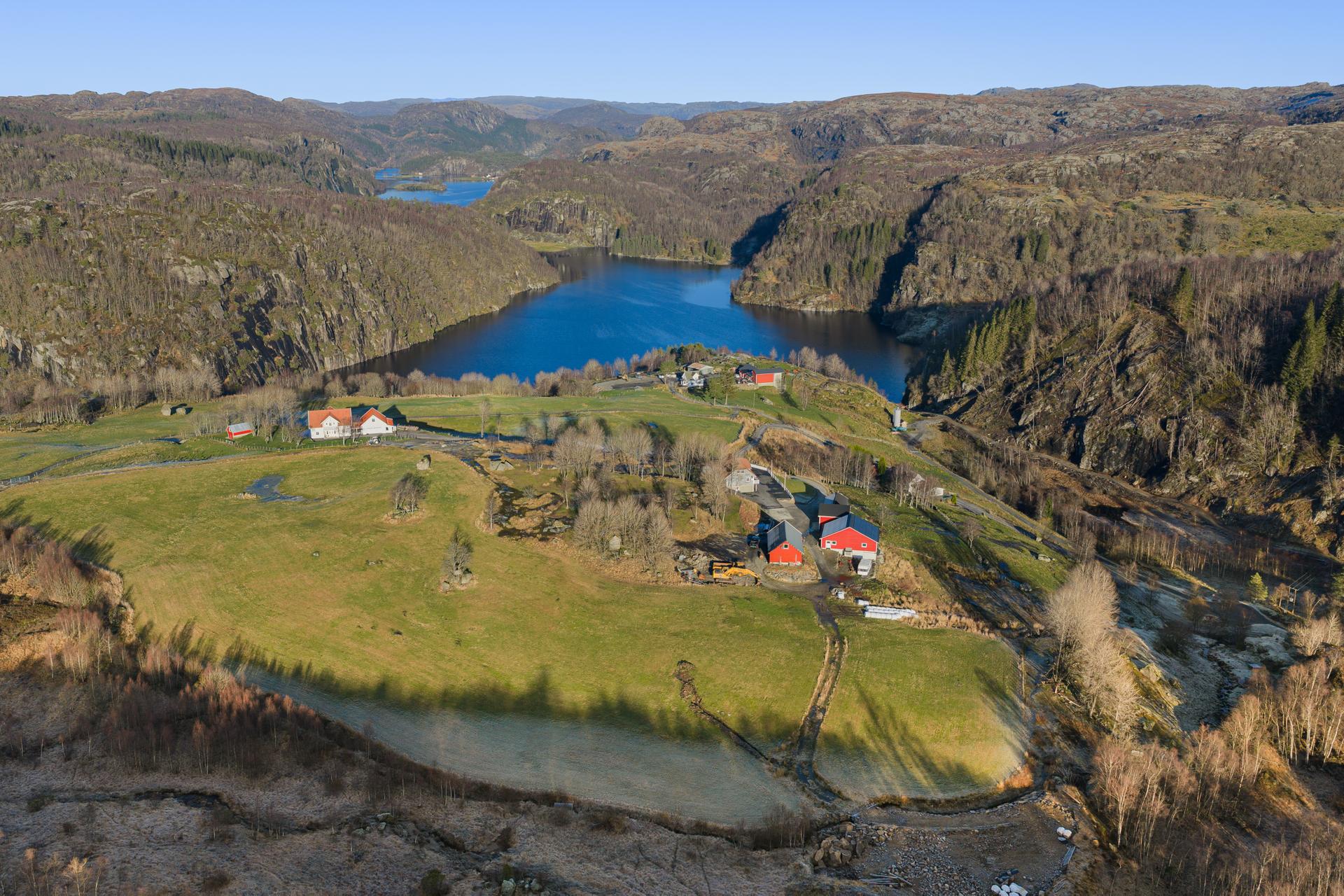 Eiendommen har et areal på totalt 711,6 daa hvorav:
0 daa er fulldyrket, 47,1 daa overflatedyrket jord,  31,5 daa er innmarksbeite,  210,5 daa skog og 422,5 daa annet areal. Bilde nummer 2 av 3