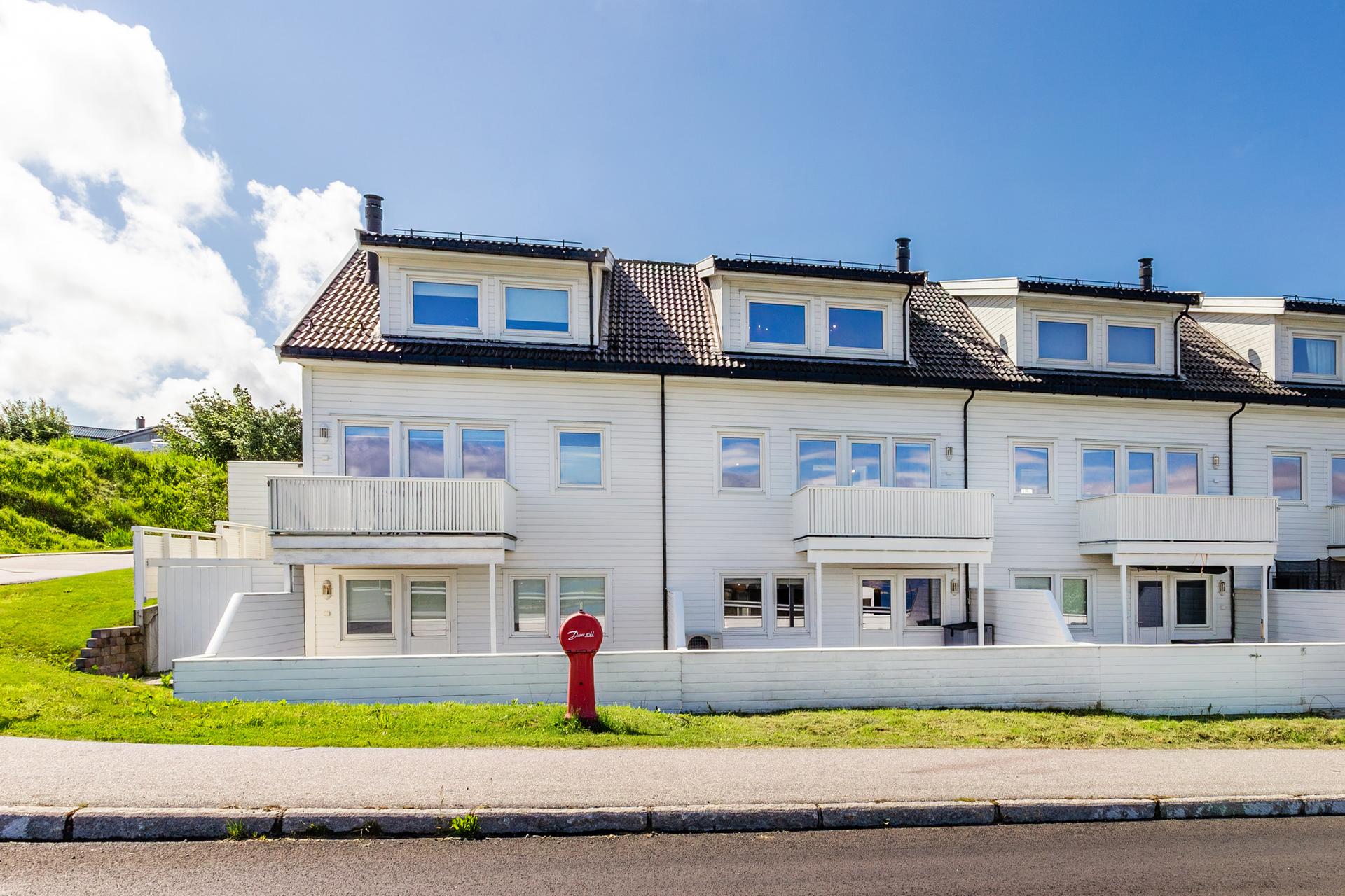 Velkommen til Øvre Nordstranda 1 b! Et moderne rekkehus over tre plan oppført i 2013. . Bilde nummer 1 av 3