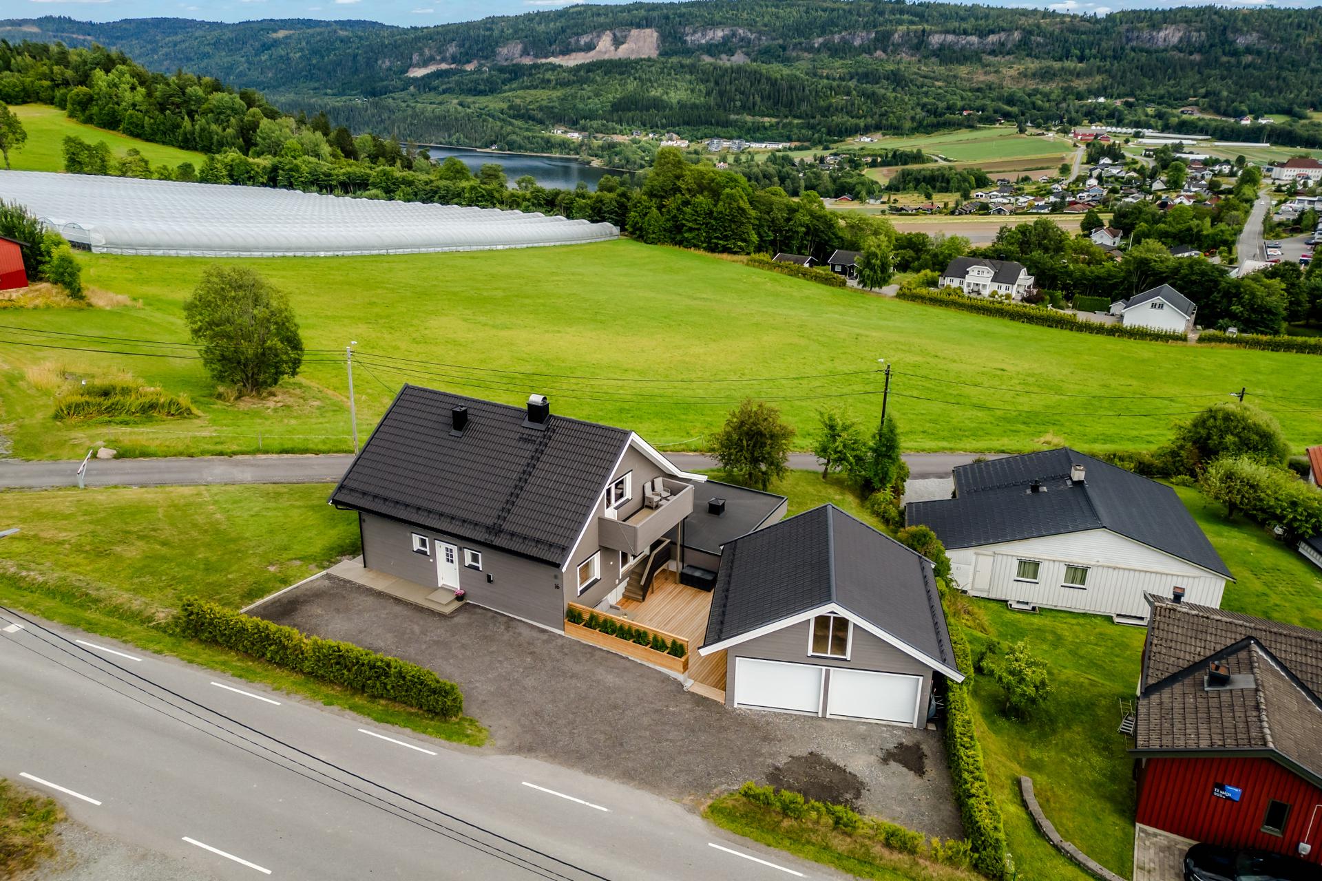Hovedhuset har adkomst fra Syllinghaugen, mens leiligheten har adkomst fra Syllingbakken - man bor derfor ganske så adskilt fra evt. leieboer. Bilde nummer 2 av 3