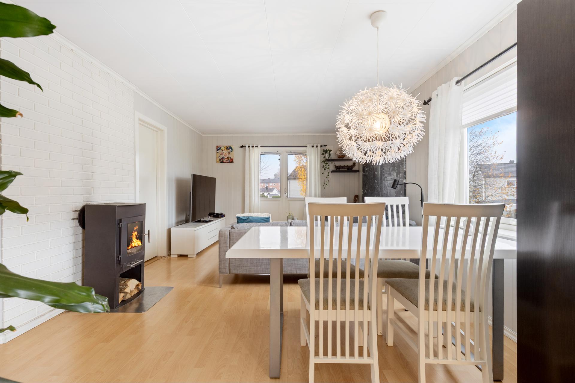 Stuen har god plass til både spisebord og sittegruppe, og varmes opp med varmepumpe fra 2019.. Bilde nummer 3 av 3