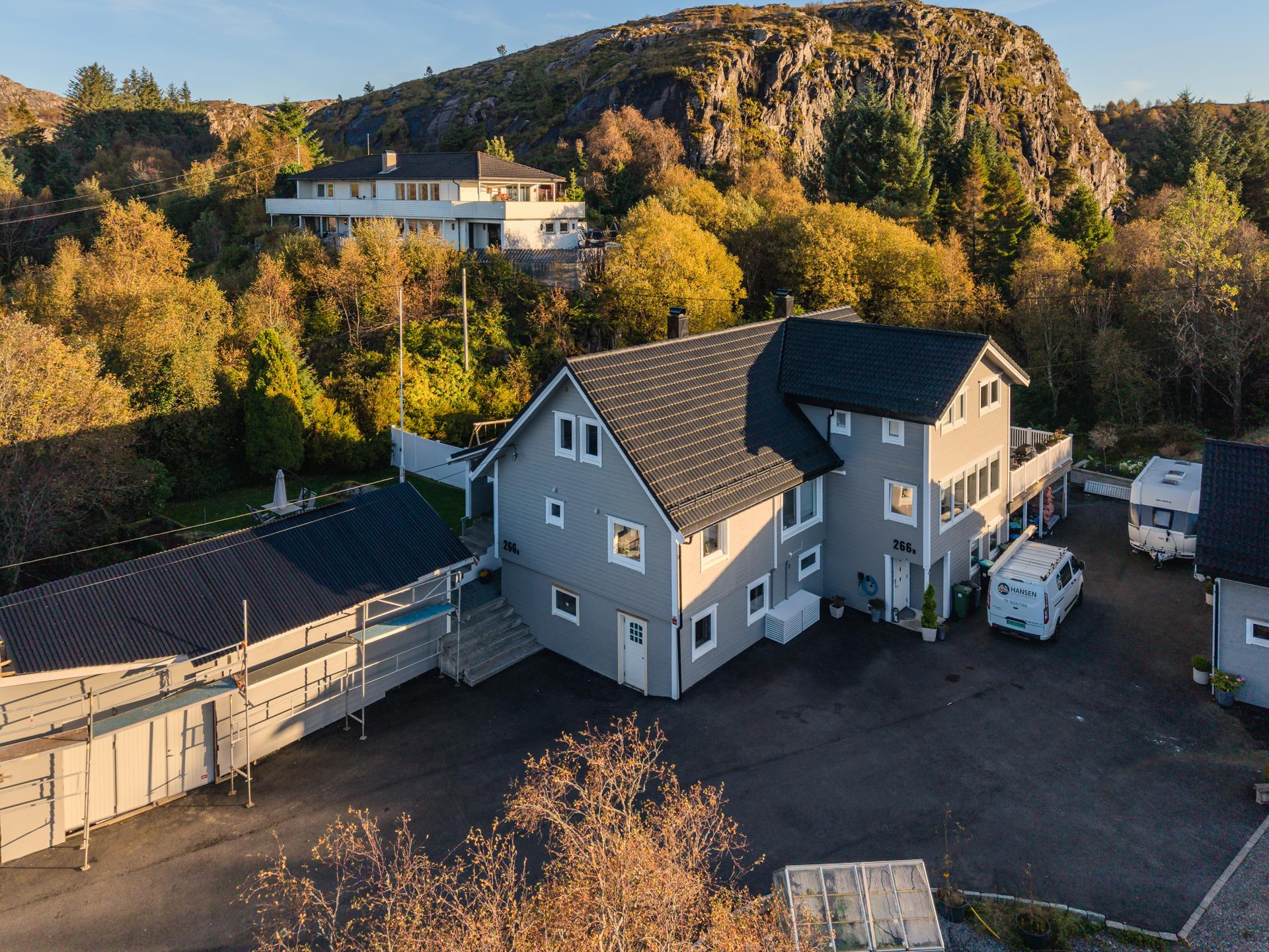 Halvpart av vertikaldelt tomannsbolig over to plan pluss kjeller, hage og garasje.. Bilde nummer 2 av 3