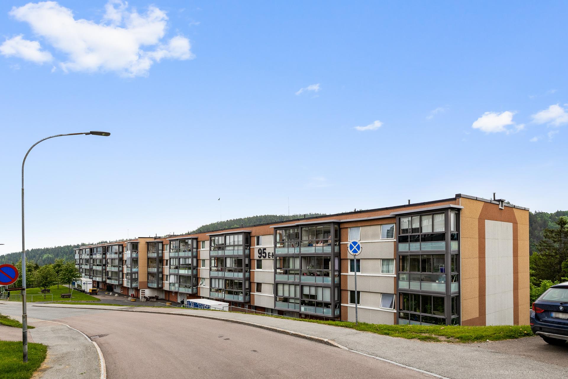 Gustav Waal og Eiendomsmegler 1 Dahl Drammen ønsker velkommen til Lauritz Hervigs vei 95H. Foto: Knipzet. Bilde nummer 1 av 3