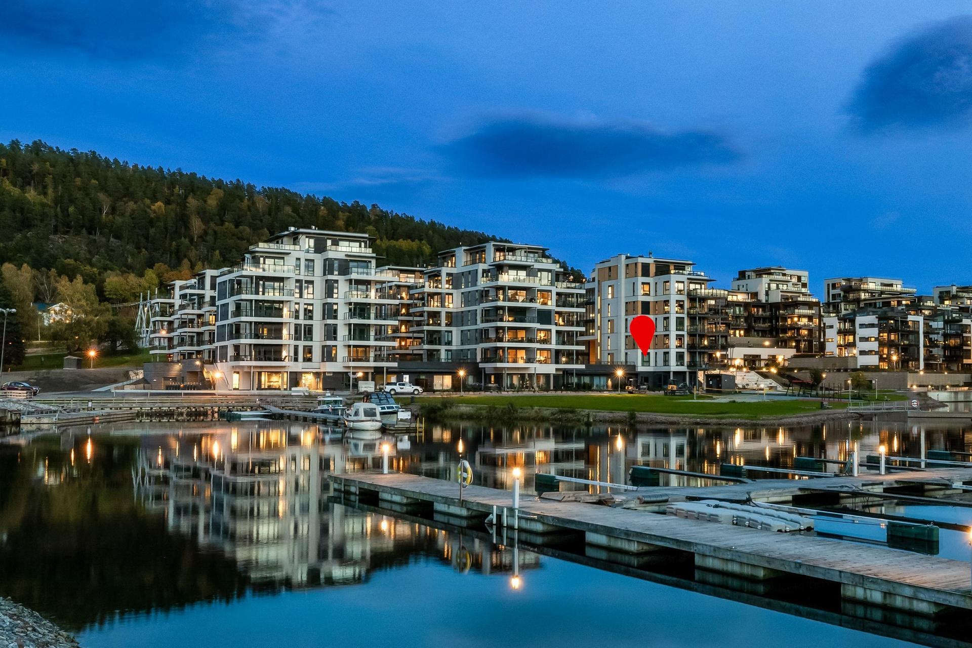 Stilren hjørneleilighet med fantastisk utsikt mot sjøen i 2.etasje | 3 sov | Stor solrik terrasse | Heis | Garasjeplass!. Bilde nummer 2 av 3
