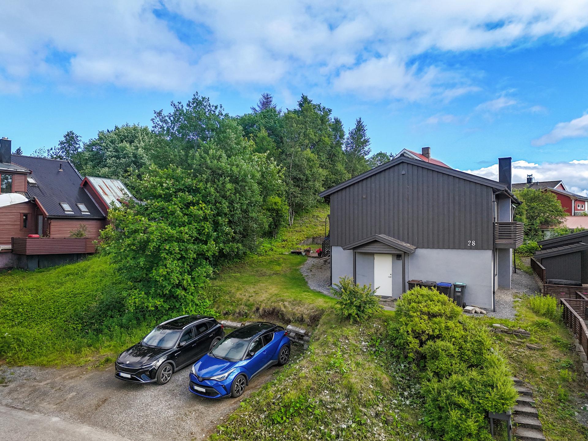Eiendommen har parkering og videre trapp opp til boligen.. Bilde nummer 2 av 3