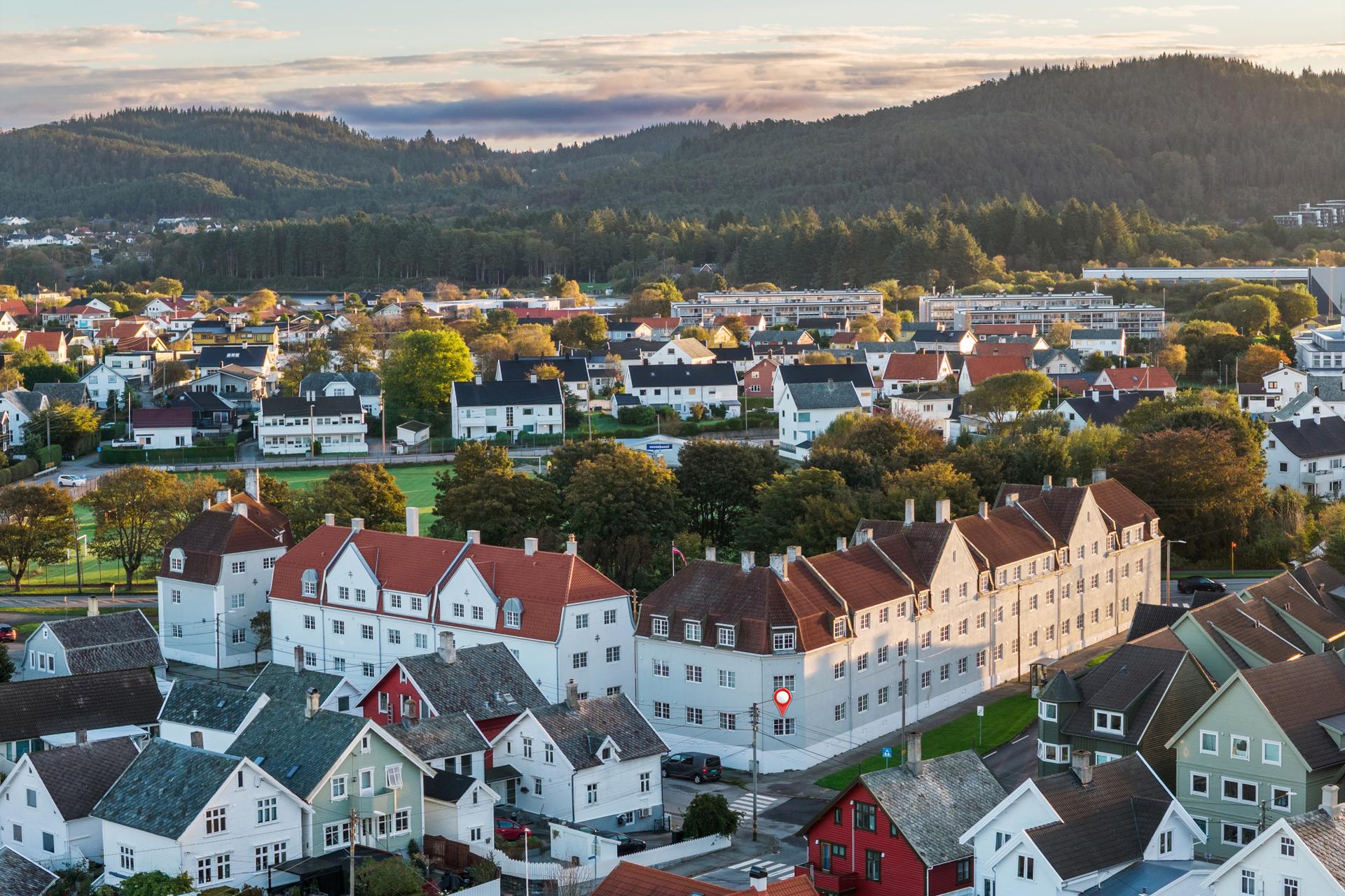 Bygården ligger i et veletablert boligområde hvor alt ligger til rette for en urban tilværelse.. Bilde nummer 2 av 3