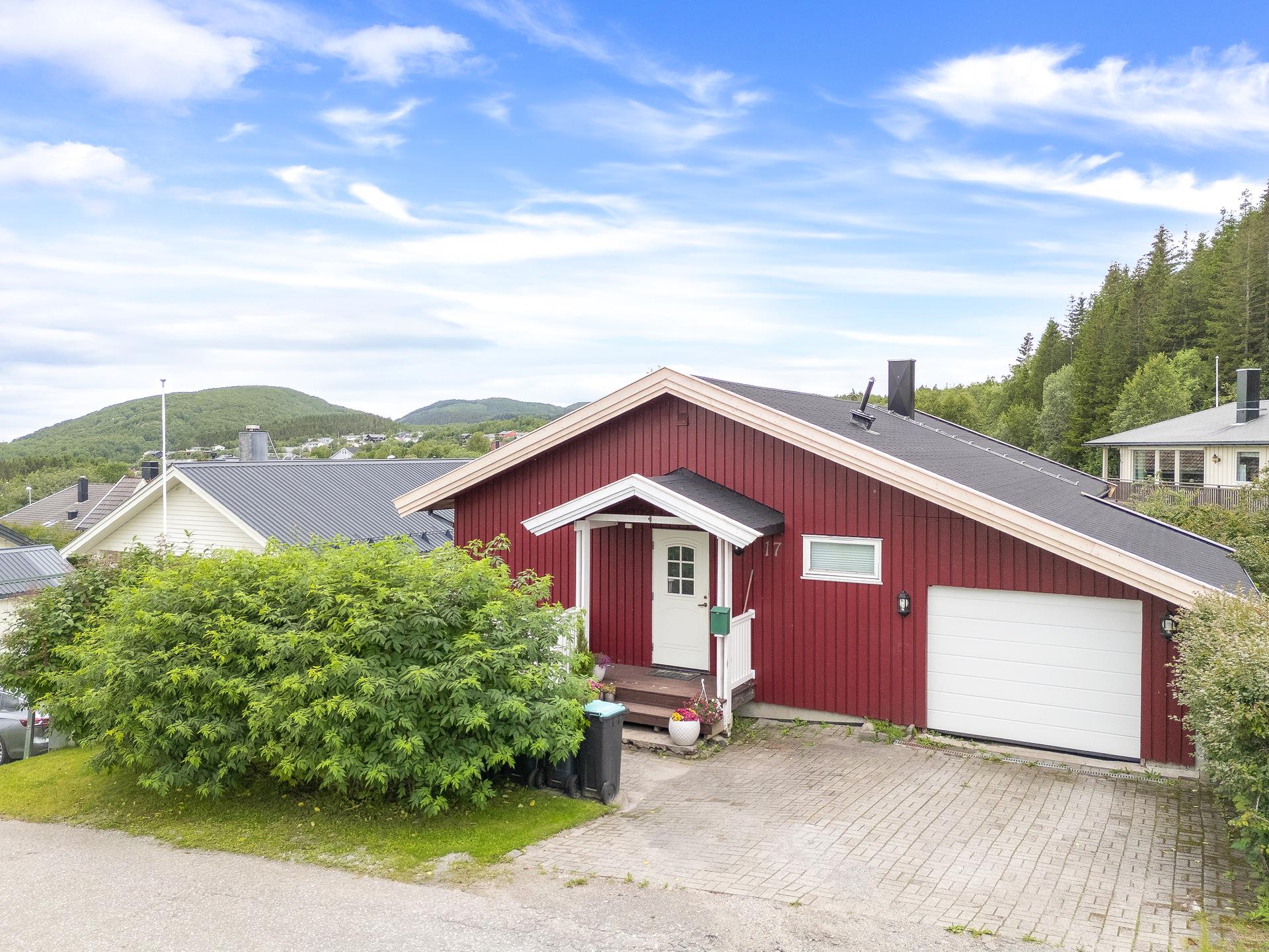 Taket ble tekket med ny pappshingel i 2026, og bordkledning på røstvegg ble skiftet i 2023.
. Bilde nummer 2 av 3