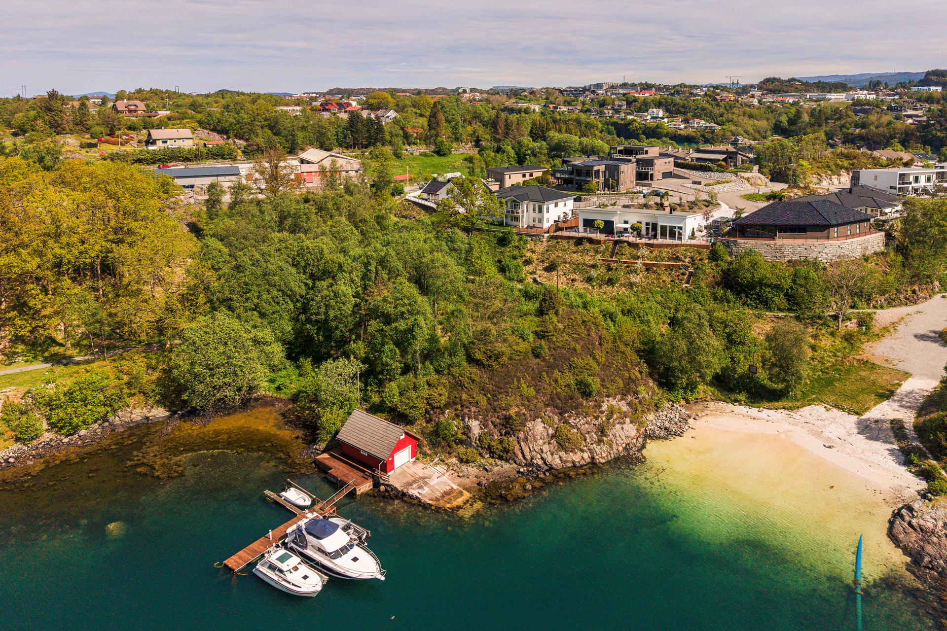 Nydelig nærområde med Bildøystranden rett ved boligen!. Bilde nummer 3 av 3