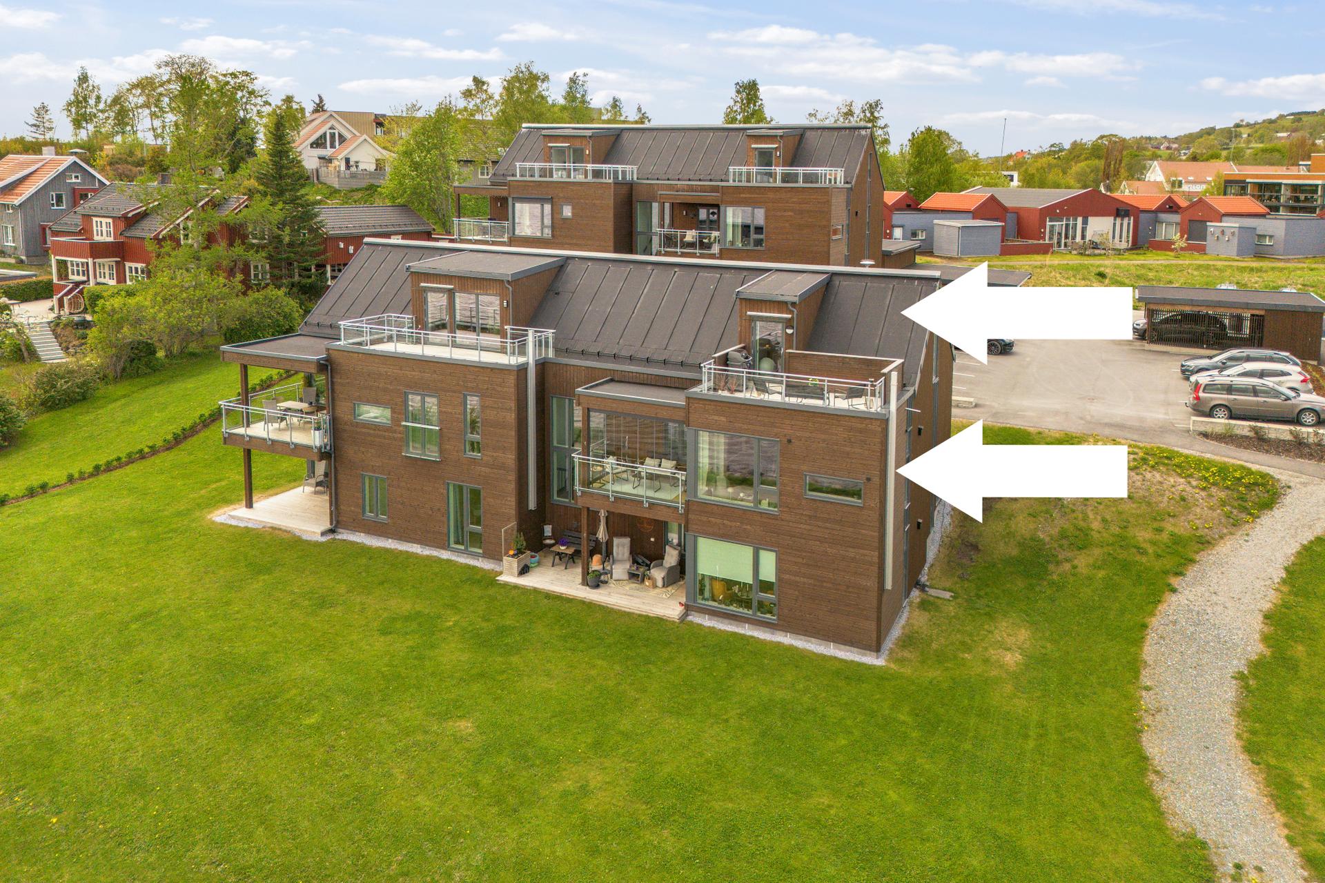 Gjennomført og påkostet leilighet over to plan med bl. a. 3 soverom, innglasset balkong, takterrasse og attraktiv beliggenhet ved sjøen! . Bilde nummer 2 av 3