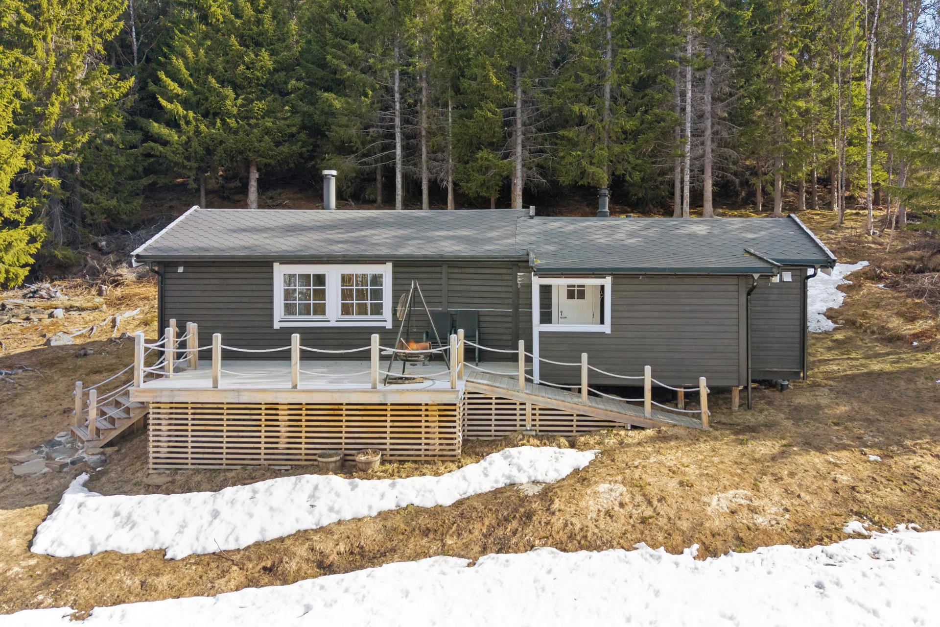 En klassisk hytte med usjenert beliggenhet, omkranset av skog og fjell.. Bilde nummer 2 av 3