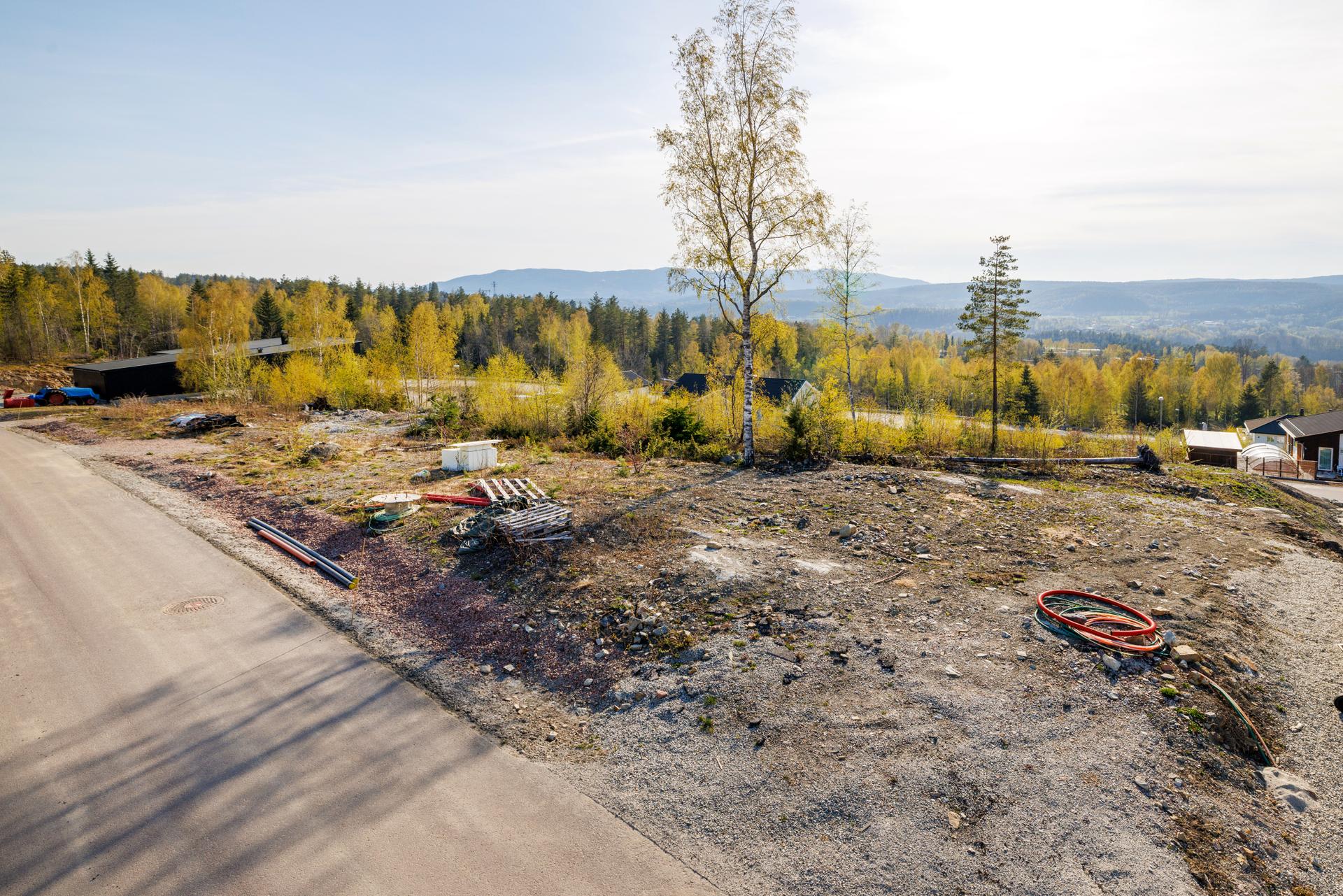 Tomten har avkjørsel direkte fra offentlig vei.. Bilde nummer 3 av 3