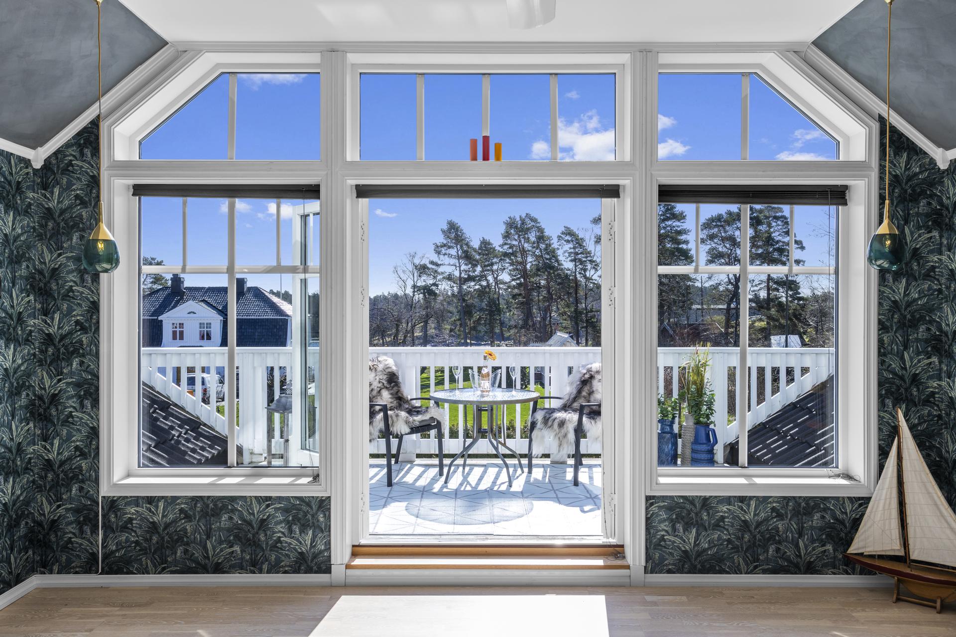  Fra stuen i andre etasje er det utgang til en sydøstvendt balkong med herlig utsikt!. Bilde nummer 2 av 3