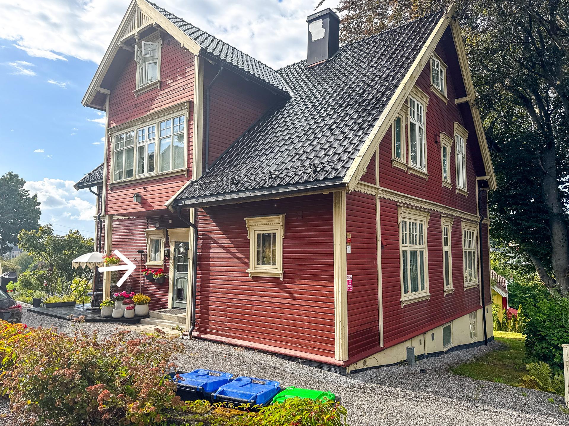 Velkommen til en sjarmerende halvpart av tomannsbolig i klassisk sveitserstil. Foto: Paul S. Turmer. Bilde nummer 2 av 3
