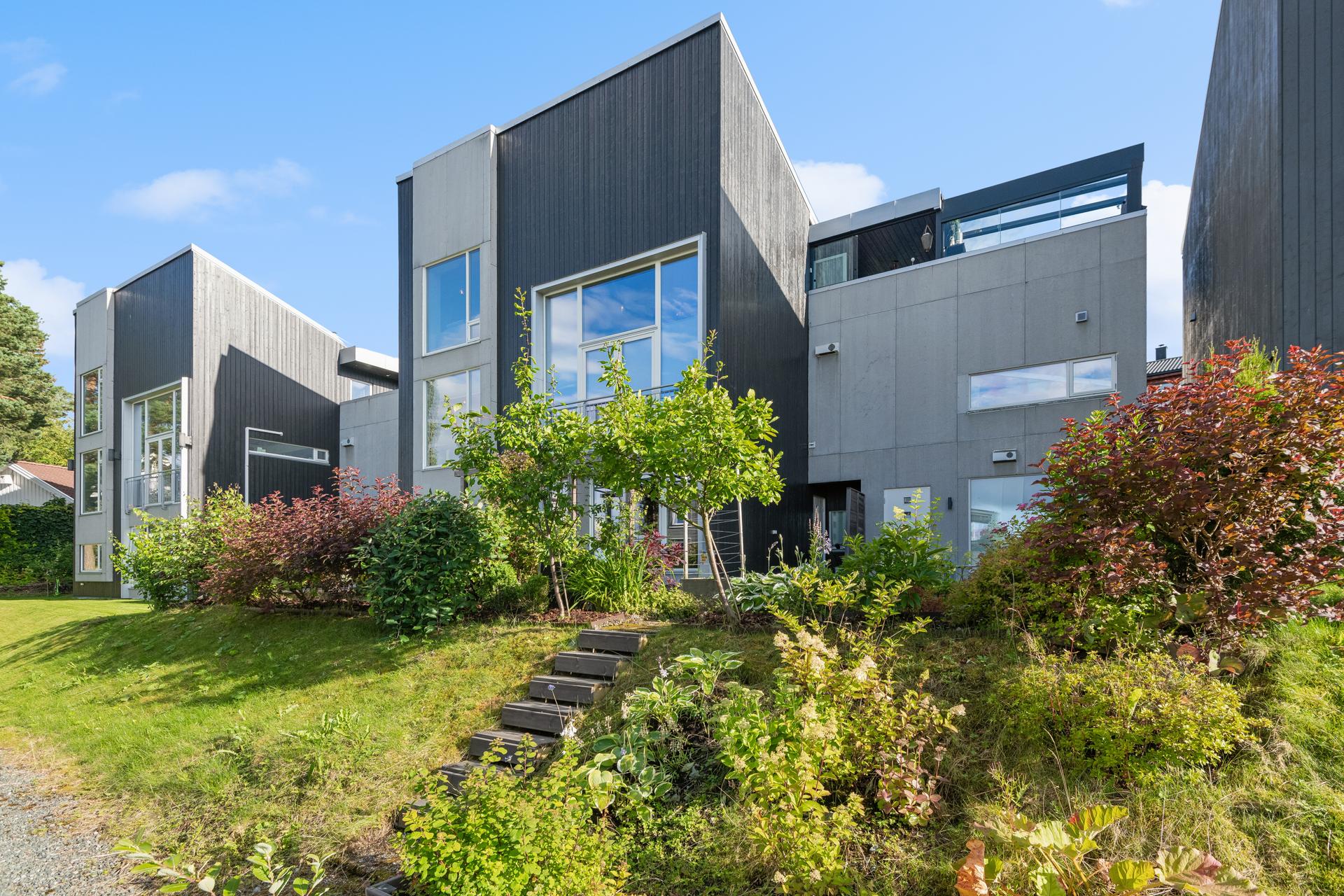 Moderne arkitektur med kombinasjon av treverk og fasadeplater. Bilde nummer 2 av 3