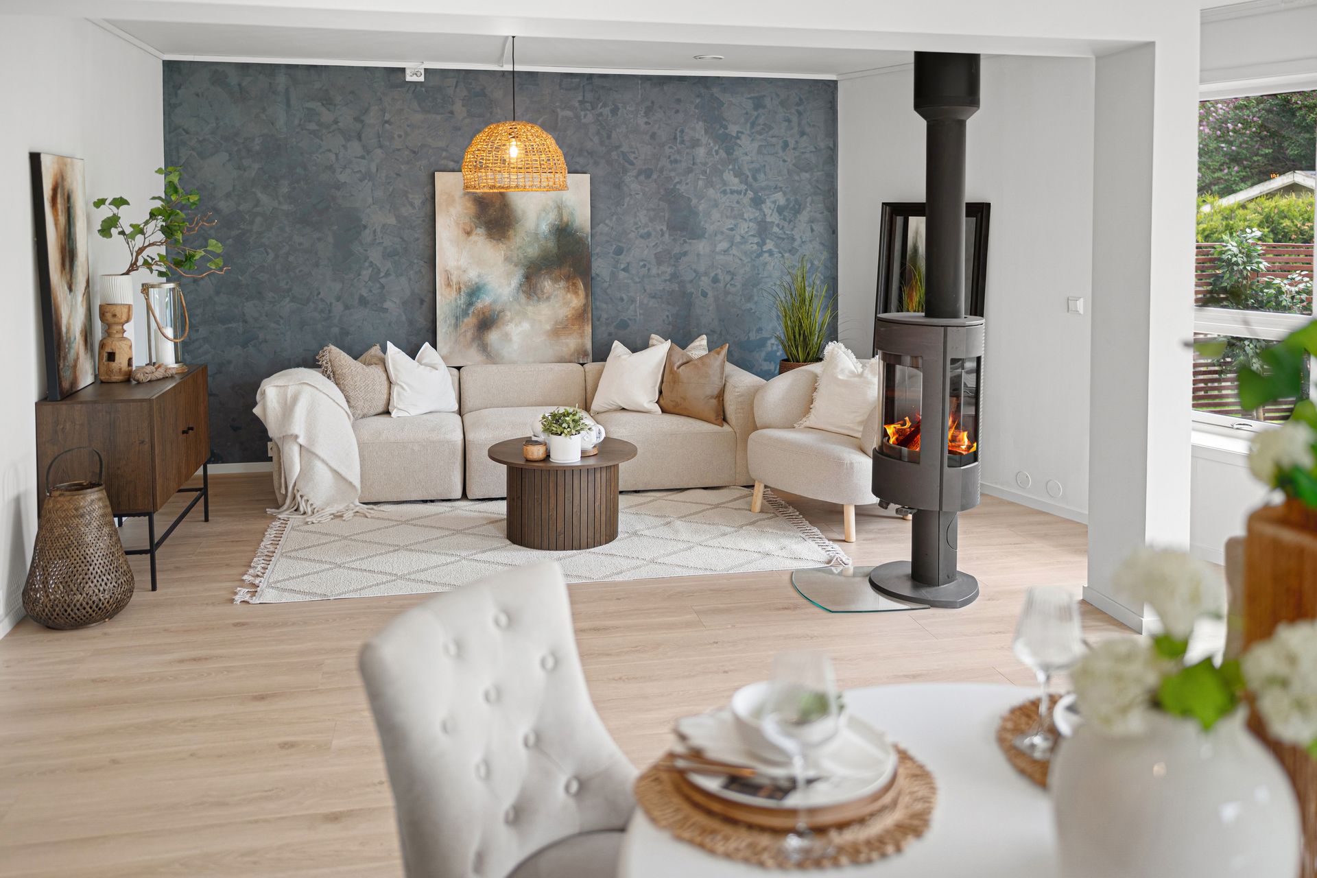 Moderne ildsted og balansert ventilasjon gir god varme og komfort.. Bilde nummer 2 av 3