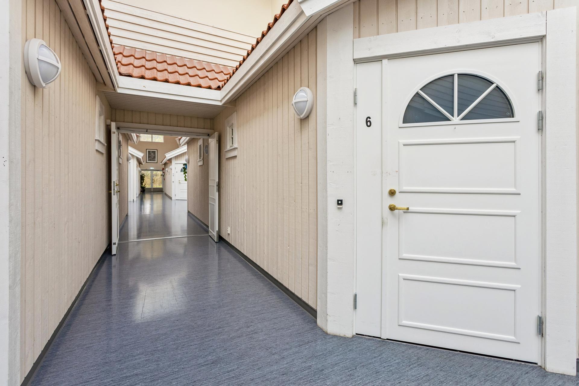Oppvarmet og overbygget innvendig fellesgate gir en lun og trappefri adkomst til leiligheten.. Bilde nummer 3 av 3