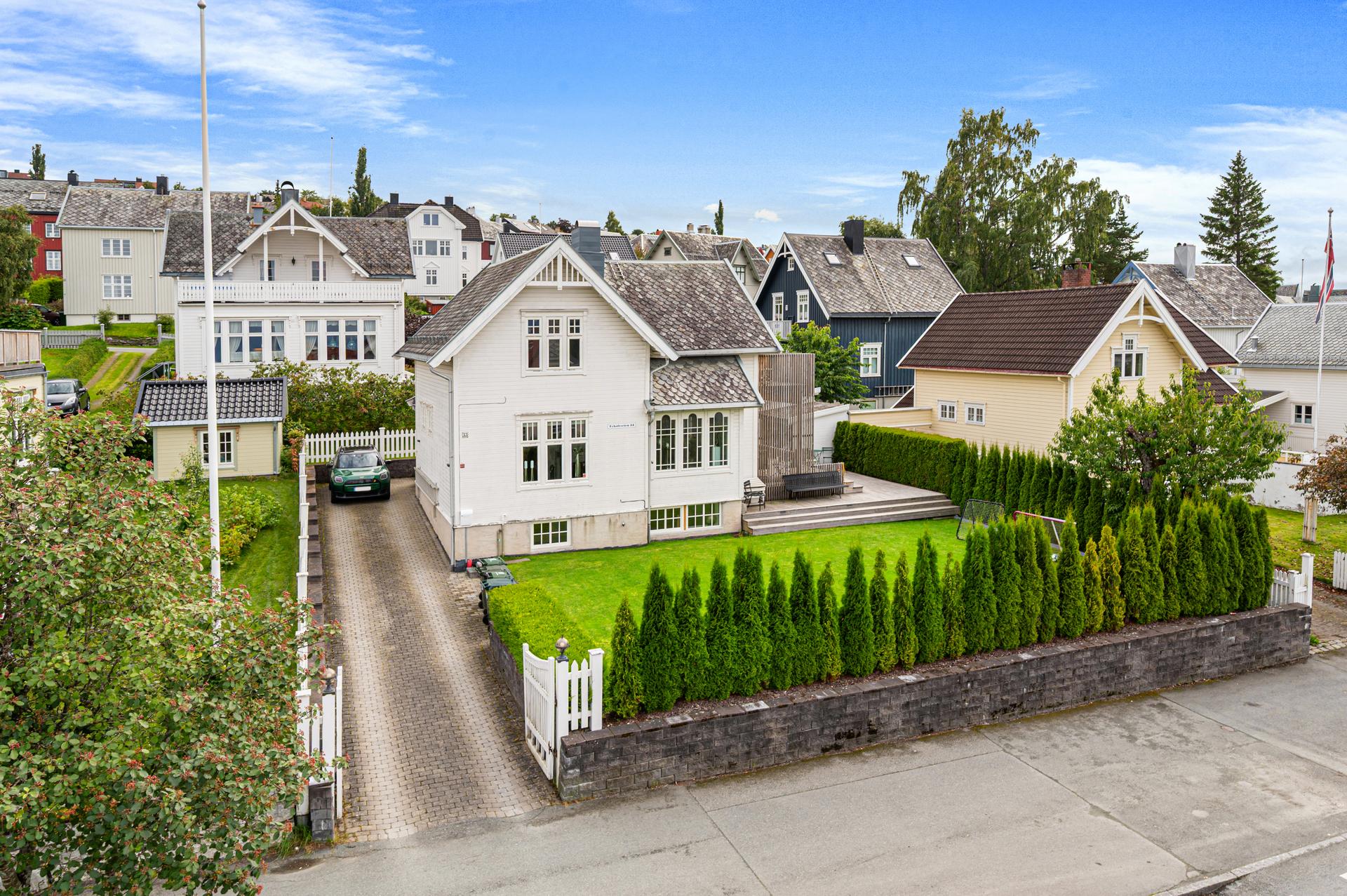 Boligen har et bruksareal på 204 kvadratmeter og har et fantastisk hageområde som er ypperlig å benytte på sommerhalvåret. . Bilde nummer 2 av 3