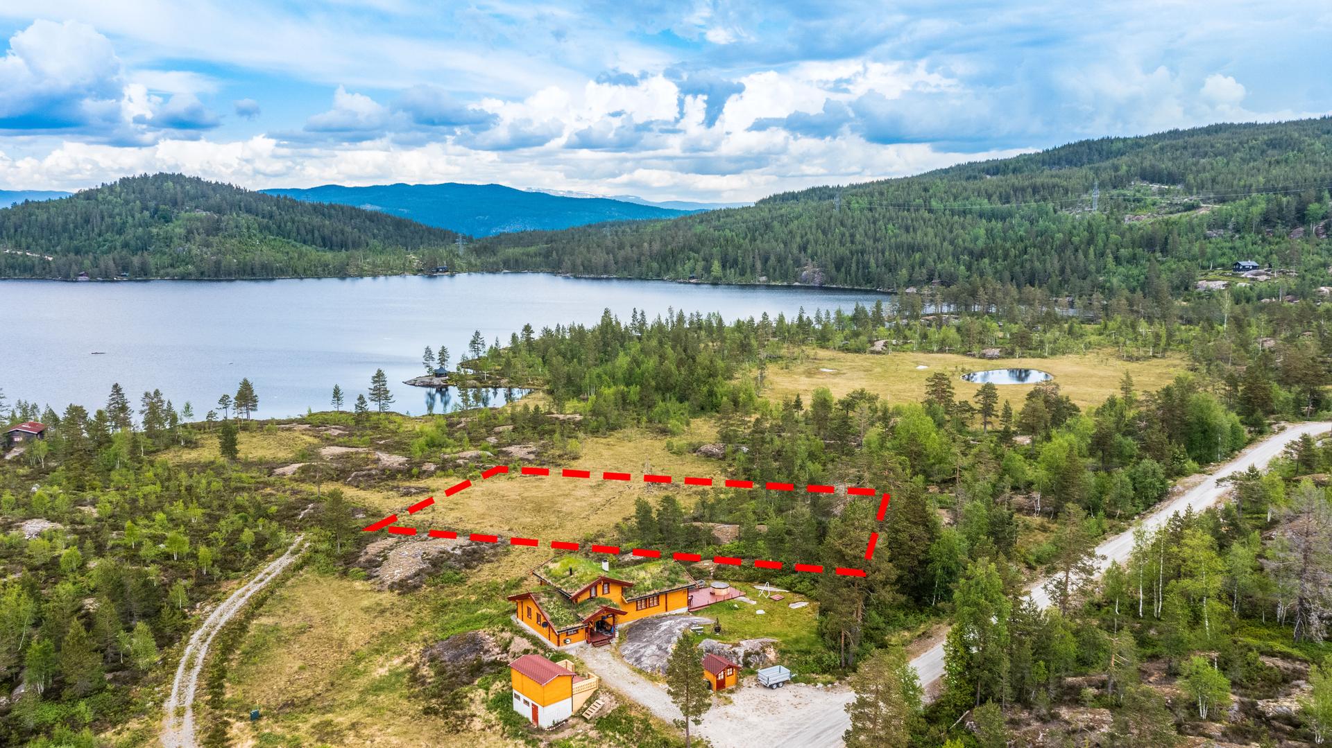 Stor tomt med solrik beliggenhet - Utsikt mot idyllisk naturlandskap samt vannspeilet i Nystulvannet!. Bilde nummer 2 av 3