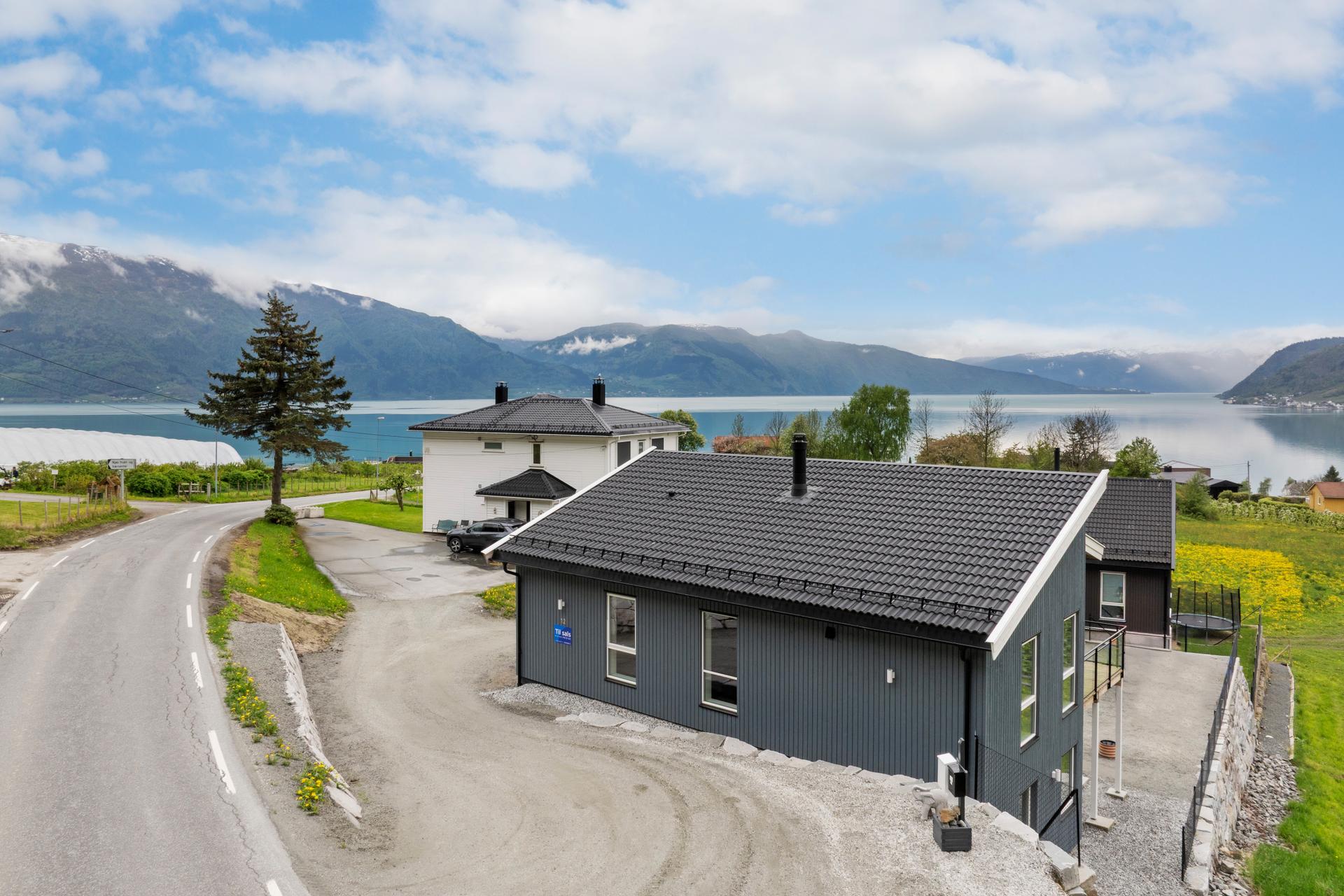 Utvendig har eigedomen tilkomst via eit gruslagt tun. Her ligg alt til rette for å skape ein hage og uteplass etter eigne ønskje og behov.. Bilde nummer 2 av 3