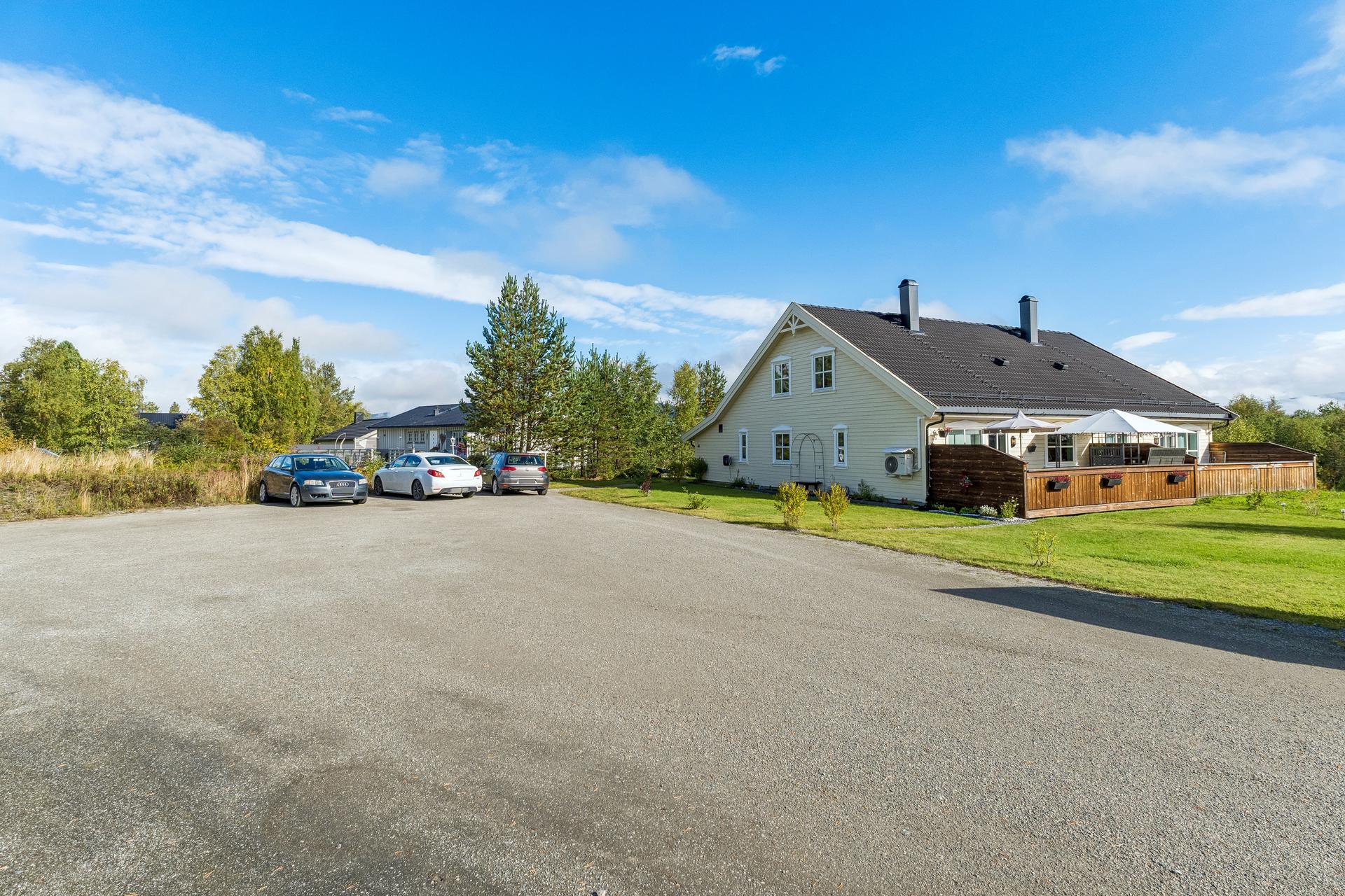 Stor parkeringsplass sammen med naboer. . Bilde nummer 2 av 3