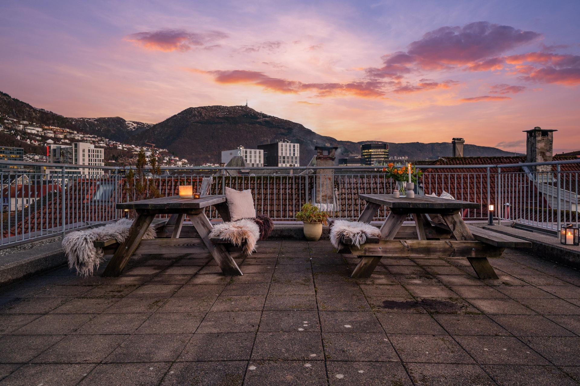 I tillegg til en lun privat balkong, har du tilgang til en suveren takterrasse. Takterrasse er felles for de 9 seksjonene i sameiet, og har heisadkomst. Foto: Imotiv.. Bilde nummer 3 av 3