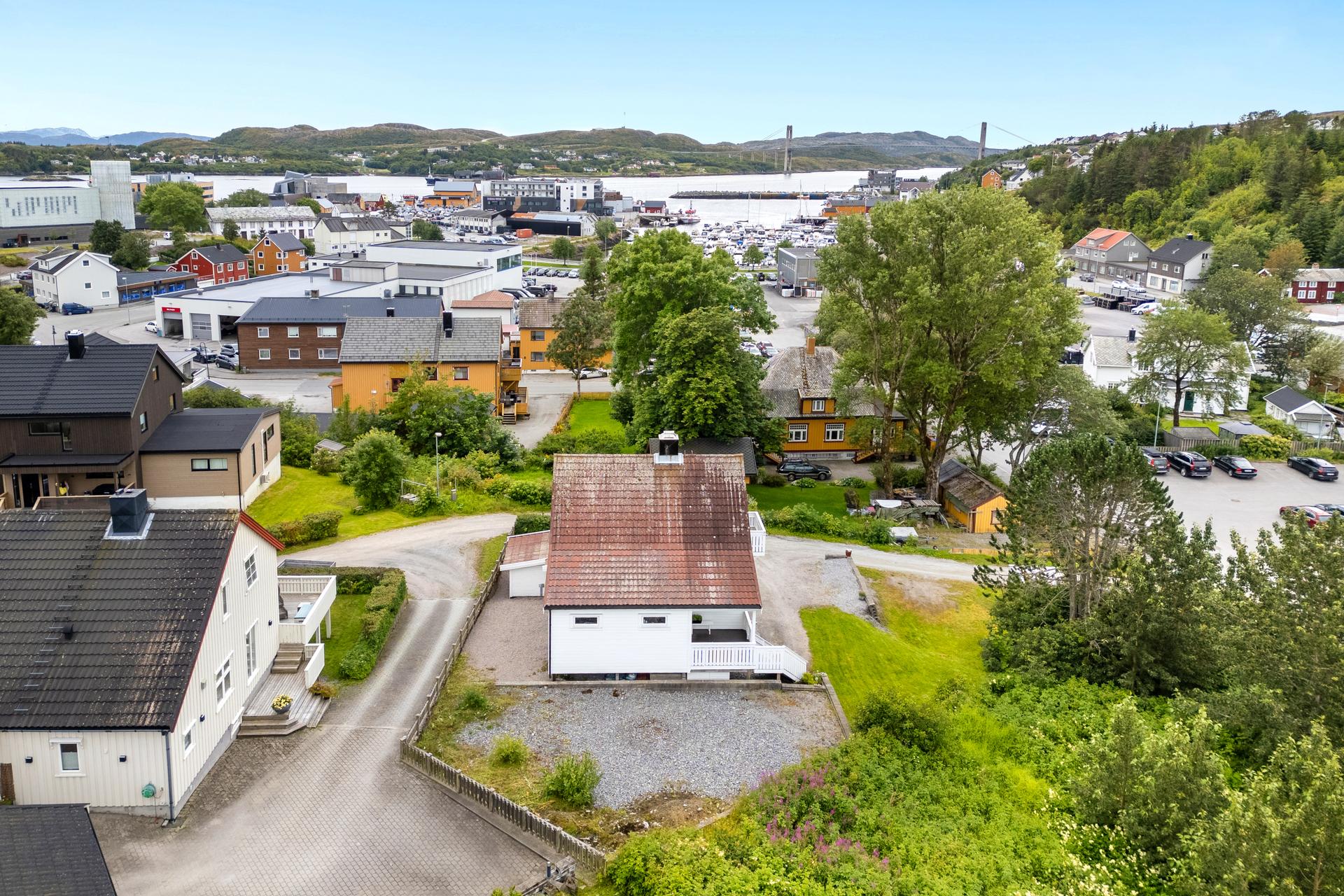 Boligen ligger svært sentralt til med korte avstander til alt av servicefasiliteter. . Bilde nummer 3 av 3