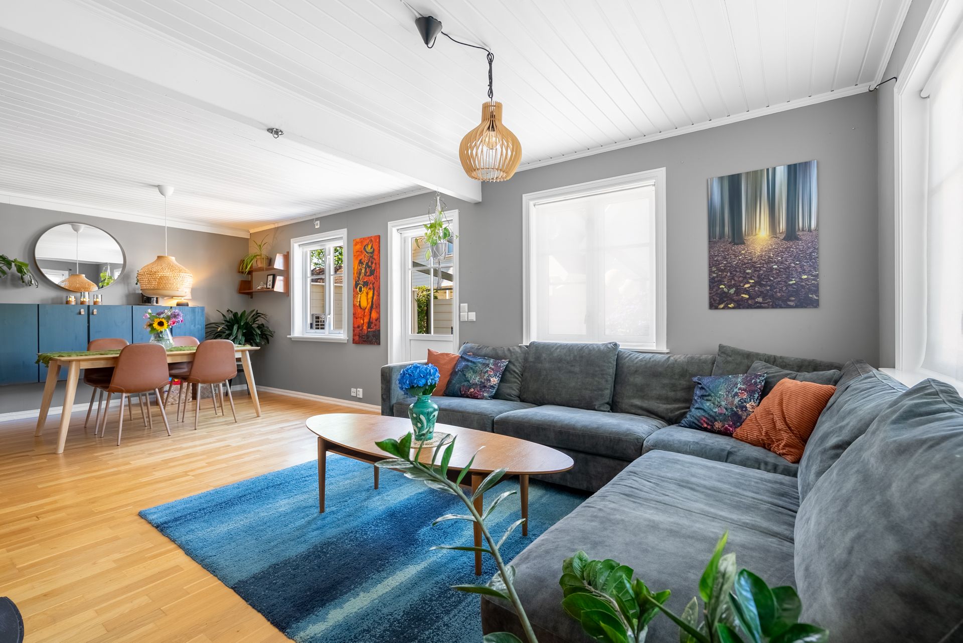 Boligen har en åpen og sosial planløsning i første etasje, med god plass til både sofagruppe og spisebord.. Bilde nummer 2 av 3