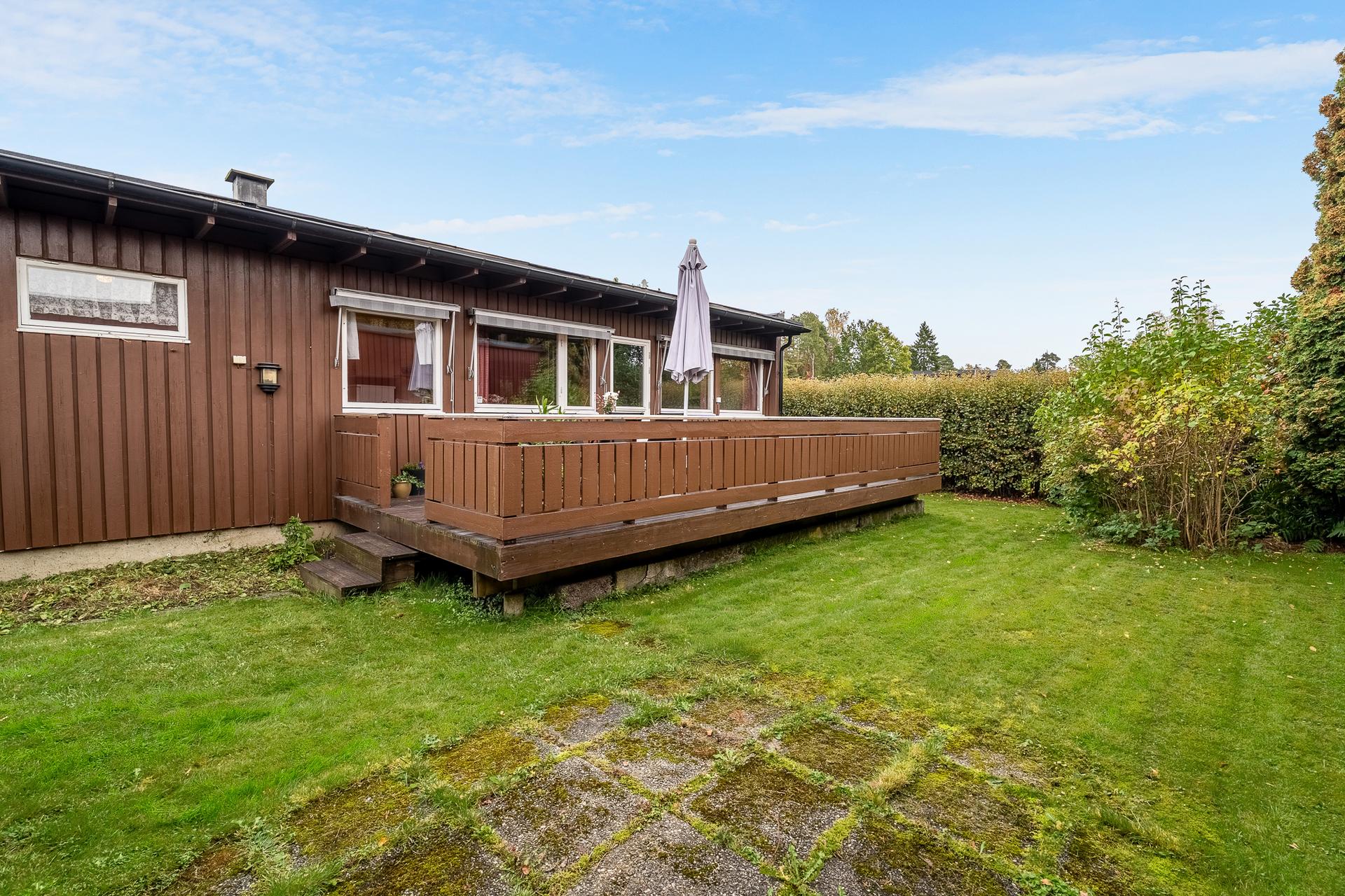 Enebolig på ett plan, med skjermet hagetomt og romslig terrasse.. Bilde nummer 2 av 3