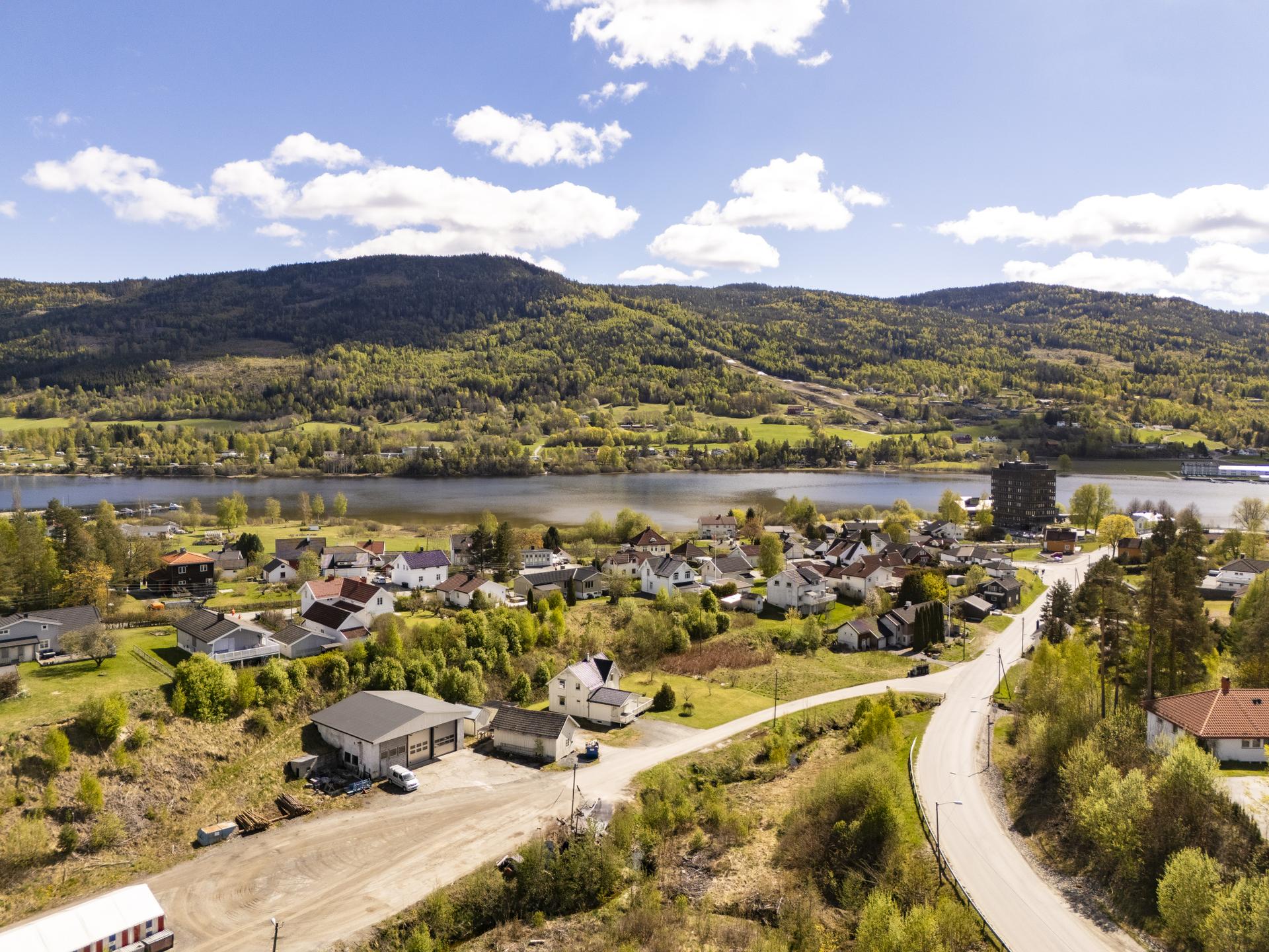 Fra eiendommen er det gangavstand til Vikersund stasjon og busstoppet Sandkrysset, som gir gode kollektivforbindelser.. Bilde nummer 3 av 3
